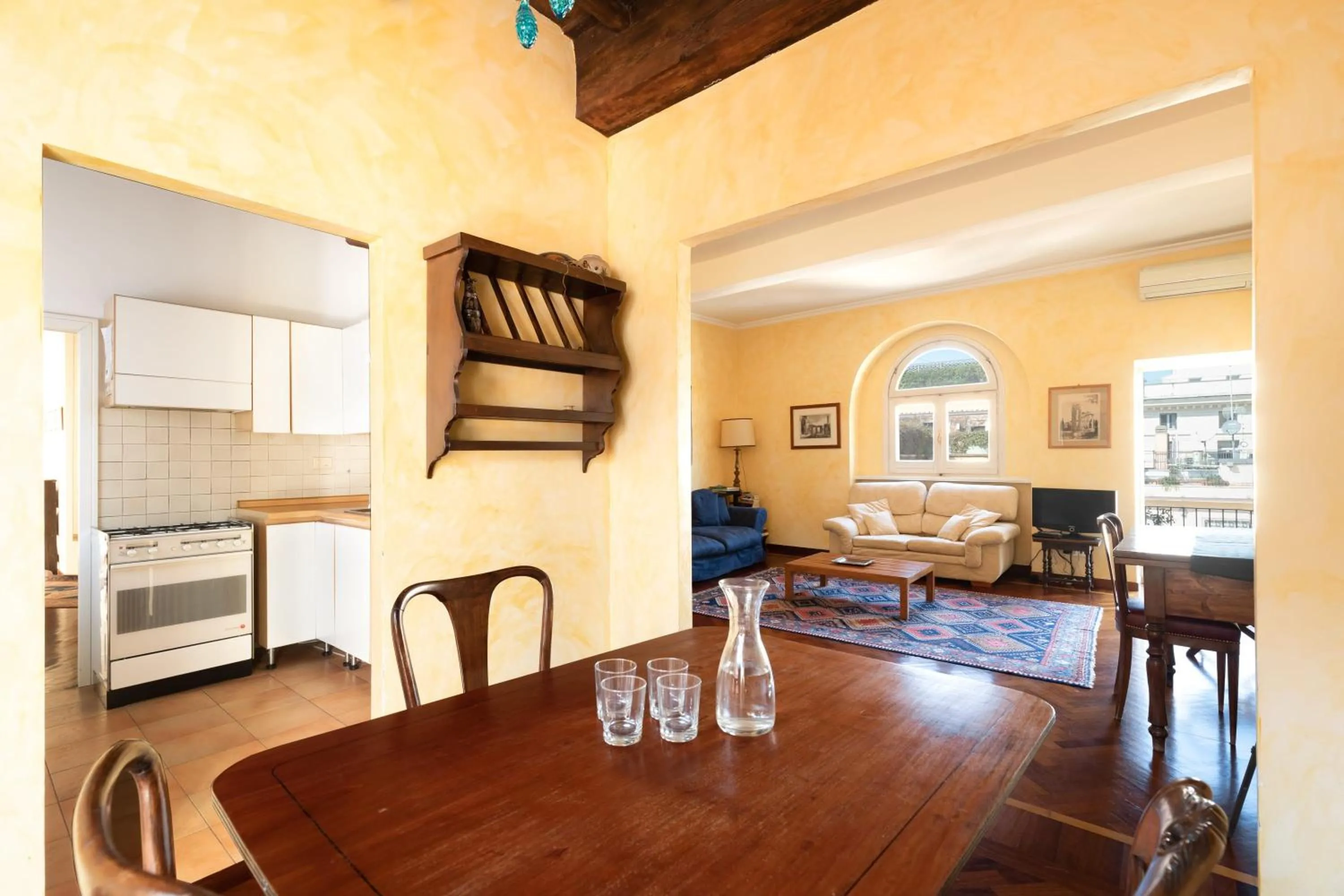 Trevi Comfortable Apartment with Terrace | Romeloft