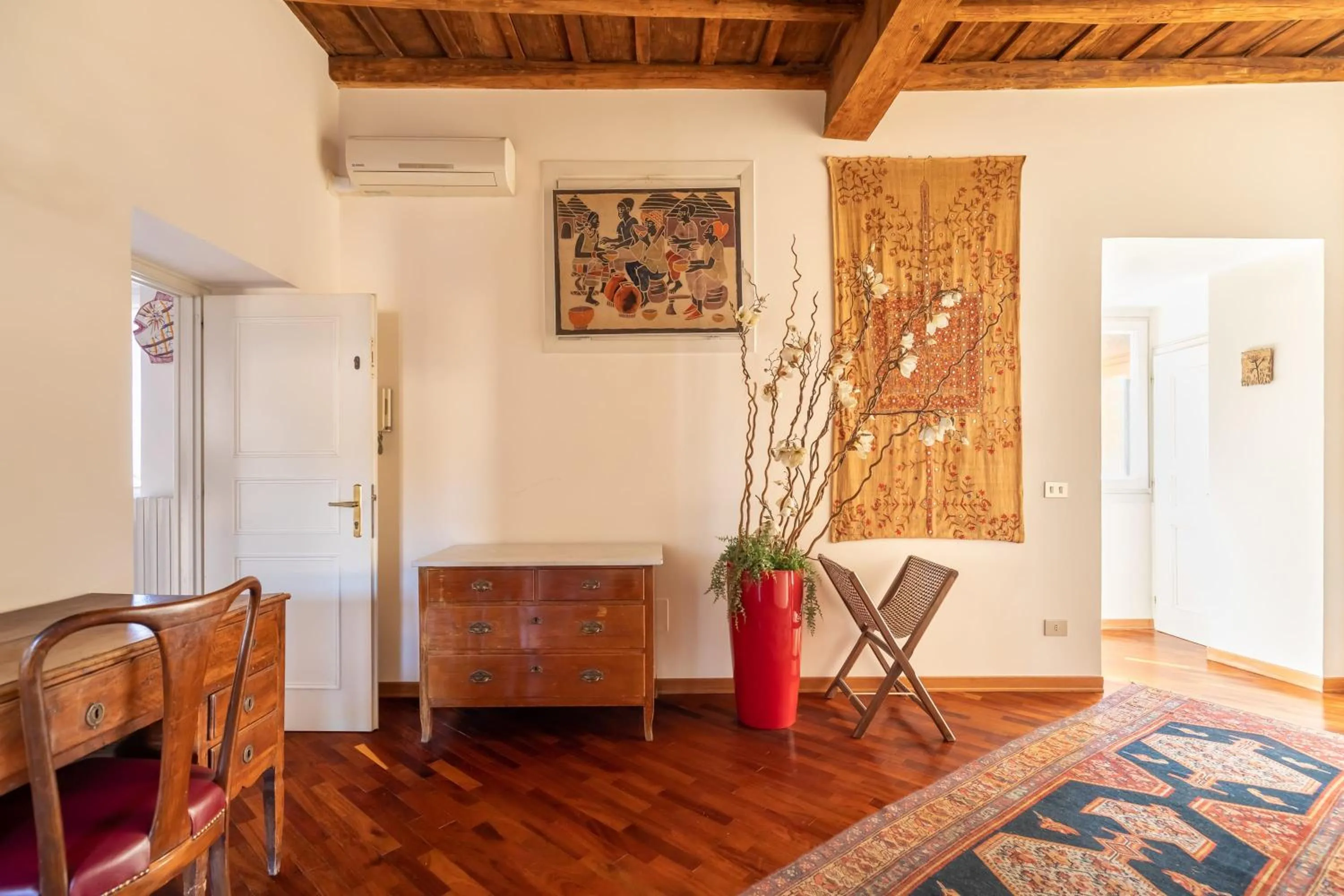 Trevi Comfortable Apartment with Terrace | Romeloft