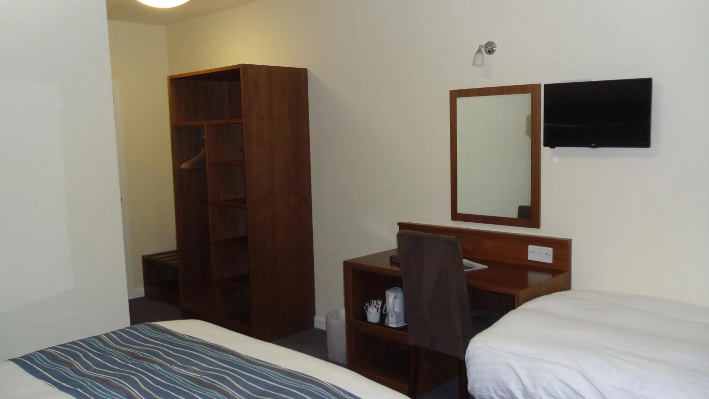 wardrobe, Bed in Eyesleepover