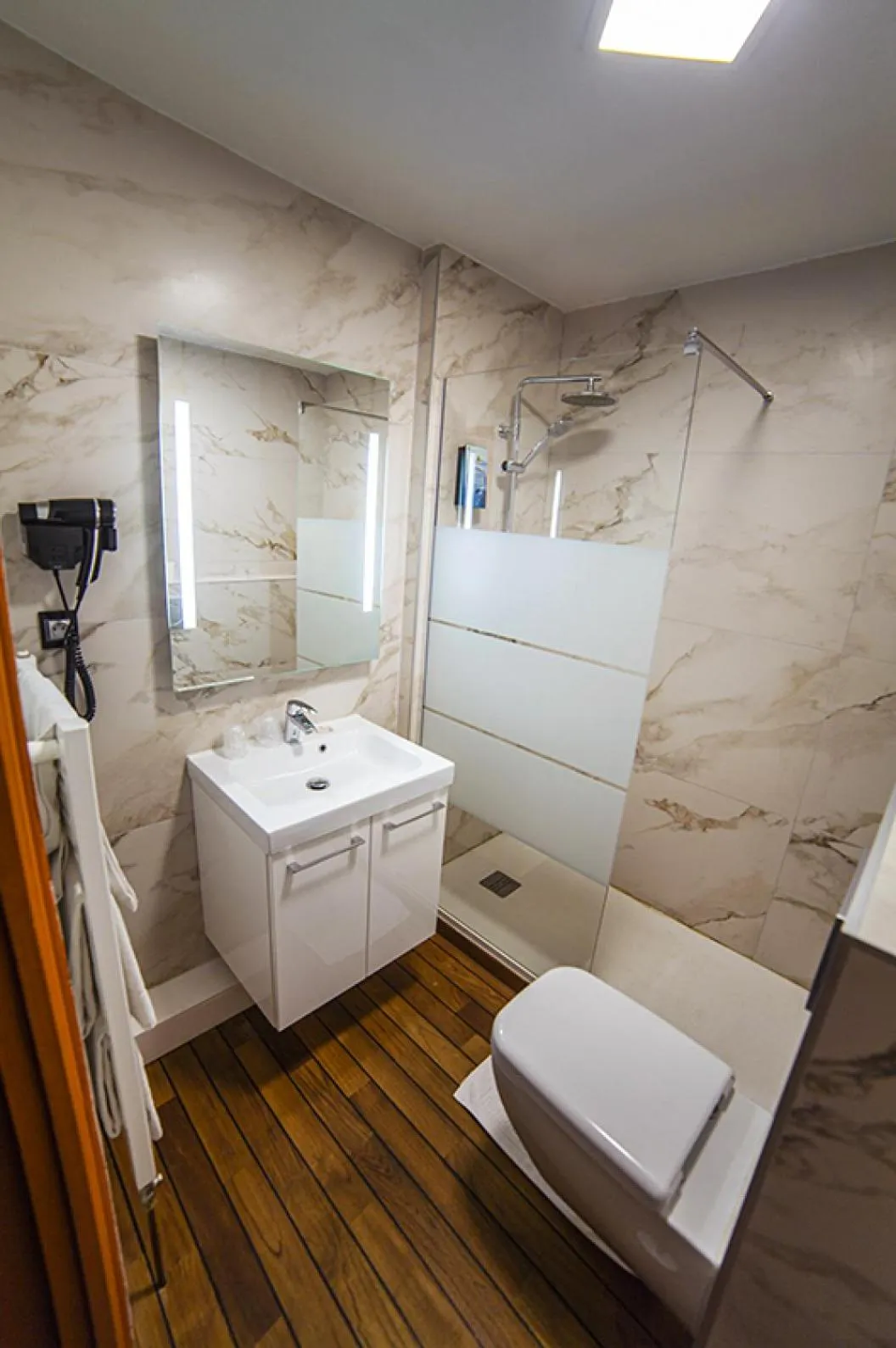 Bathroom in Cit'Hotel B Hotel Brasserie