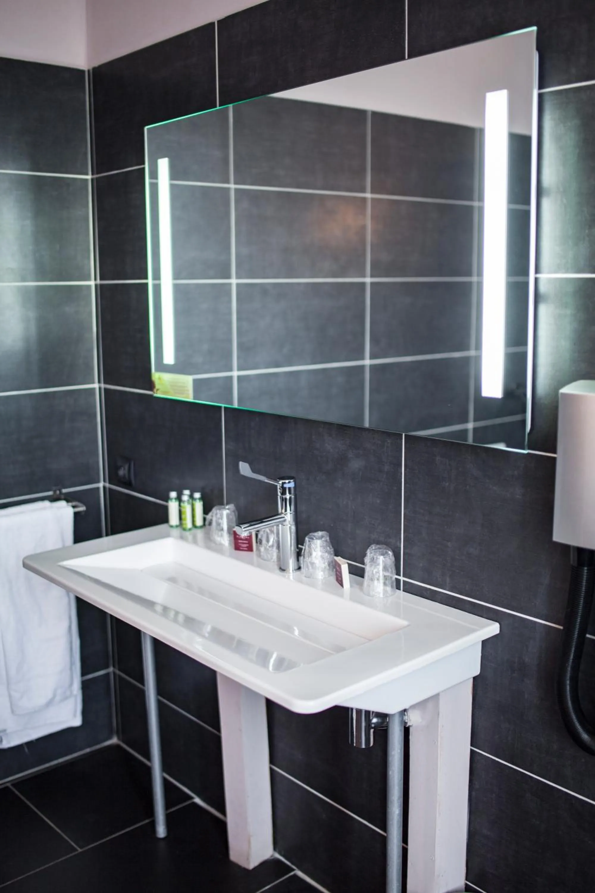 Shower in Cit'Hotel B Hotel Brasserie