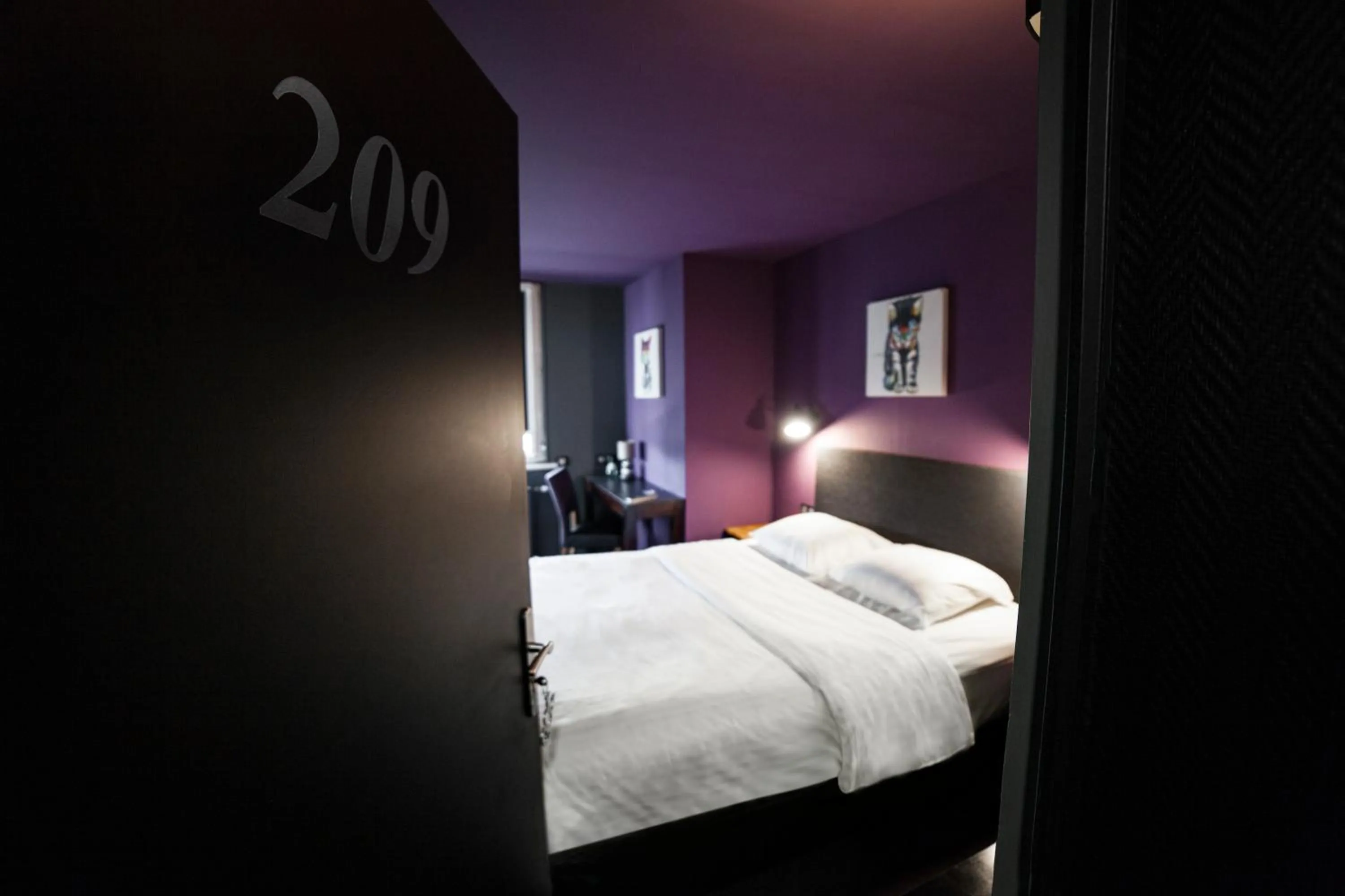 TV and multimedia, Bed in Cit'Hotel B Hotel Brasserie