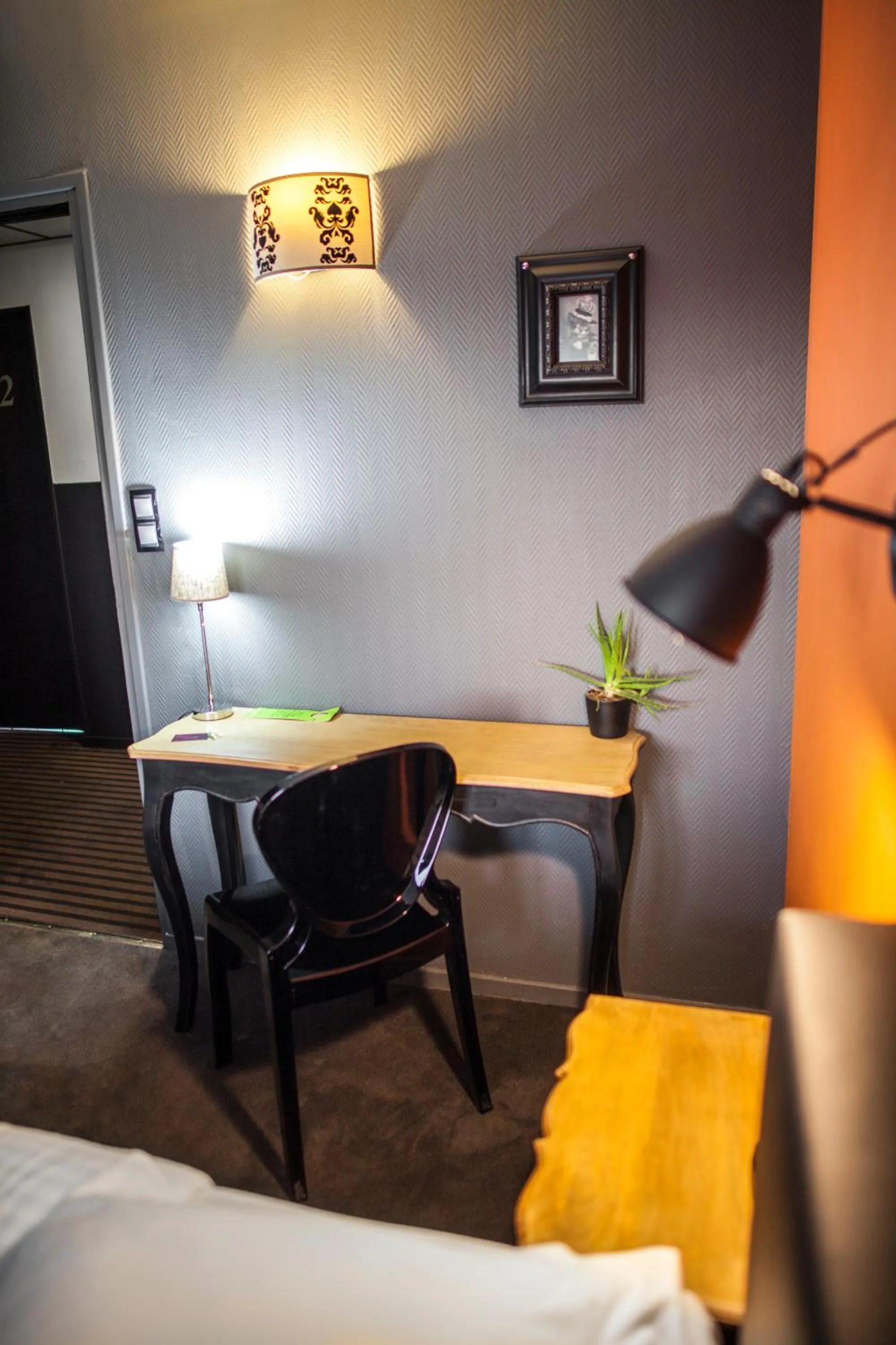 Seating area, Bed in Cit'Hotel B Hotel Brasserie