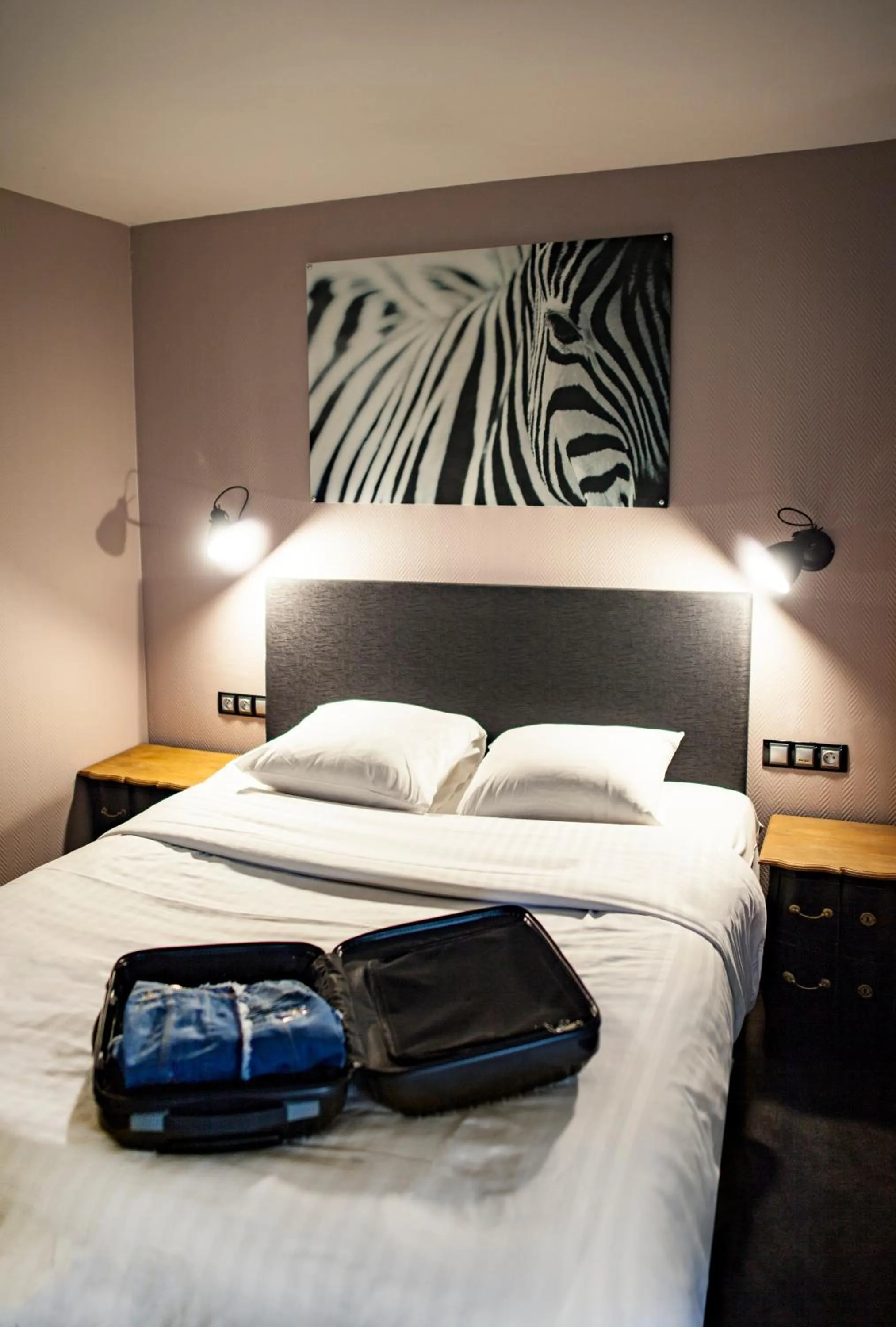 TV and multimedia, Bed in Cit'Hotel B Hotel Brasserie