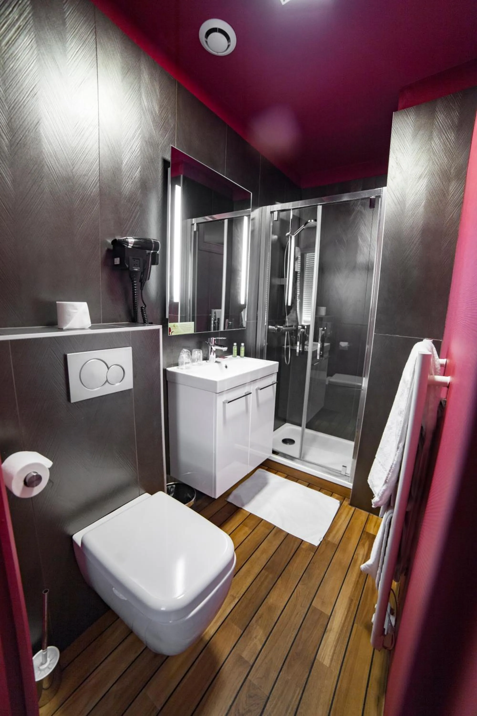 Shower in Cit'Hotel B Hotel Brasserie