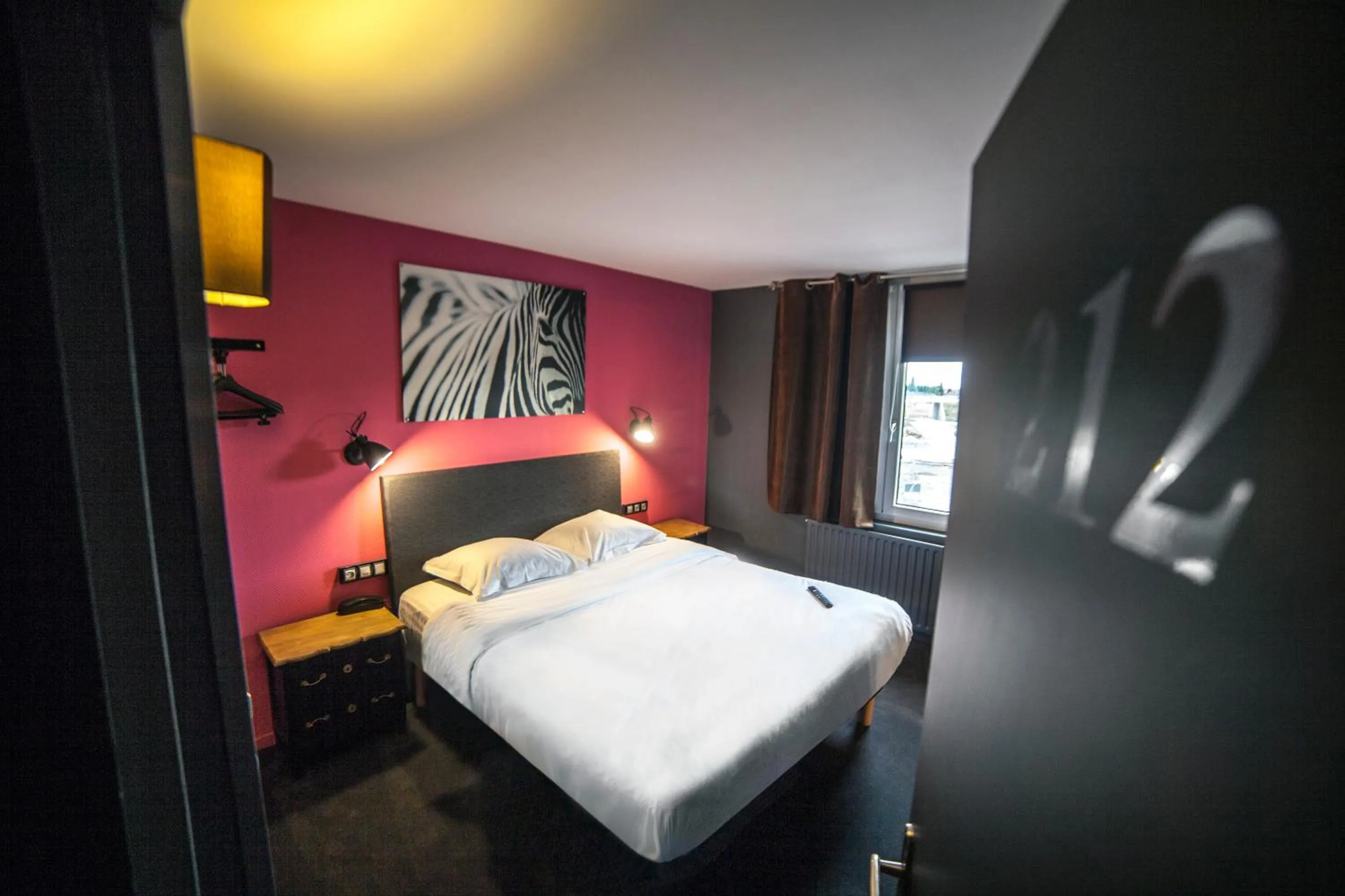 TV and multimedia, Bed in Cit'Hotel B Hotel Brasserie