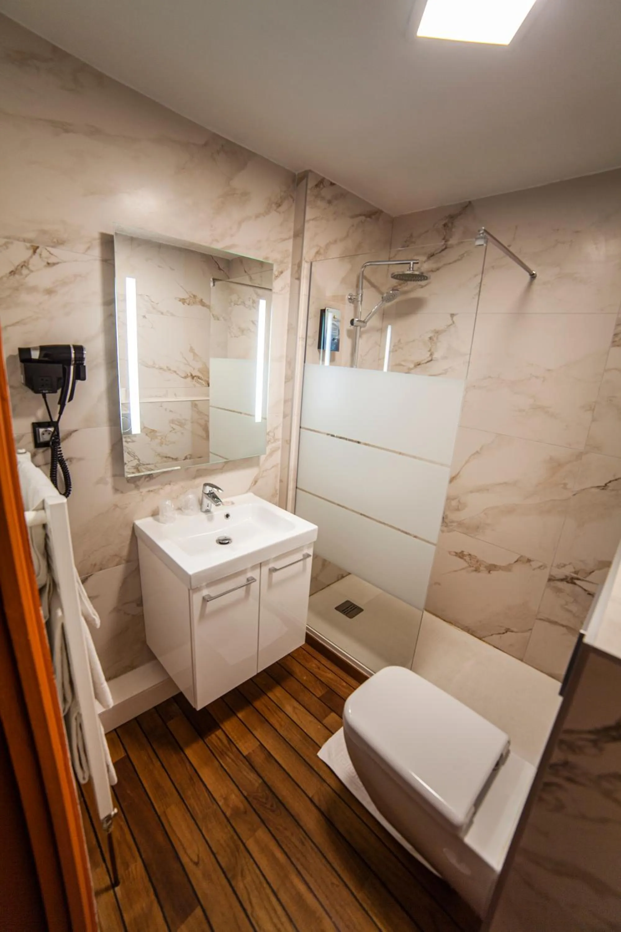 Bathroom in Cit'Hotel B Hotel Brasserie