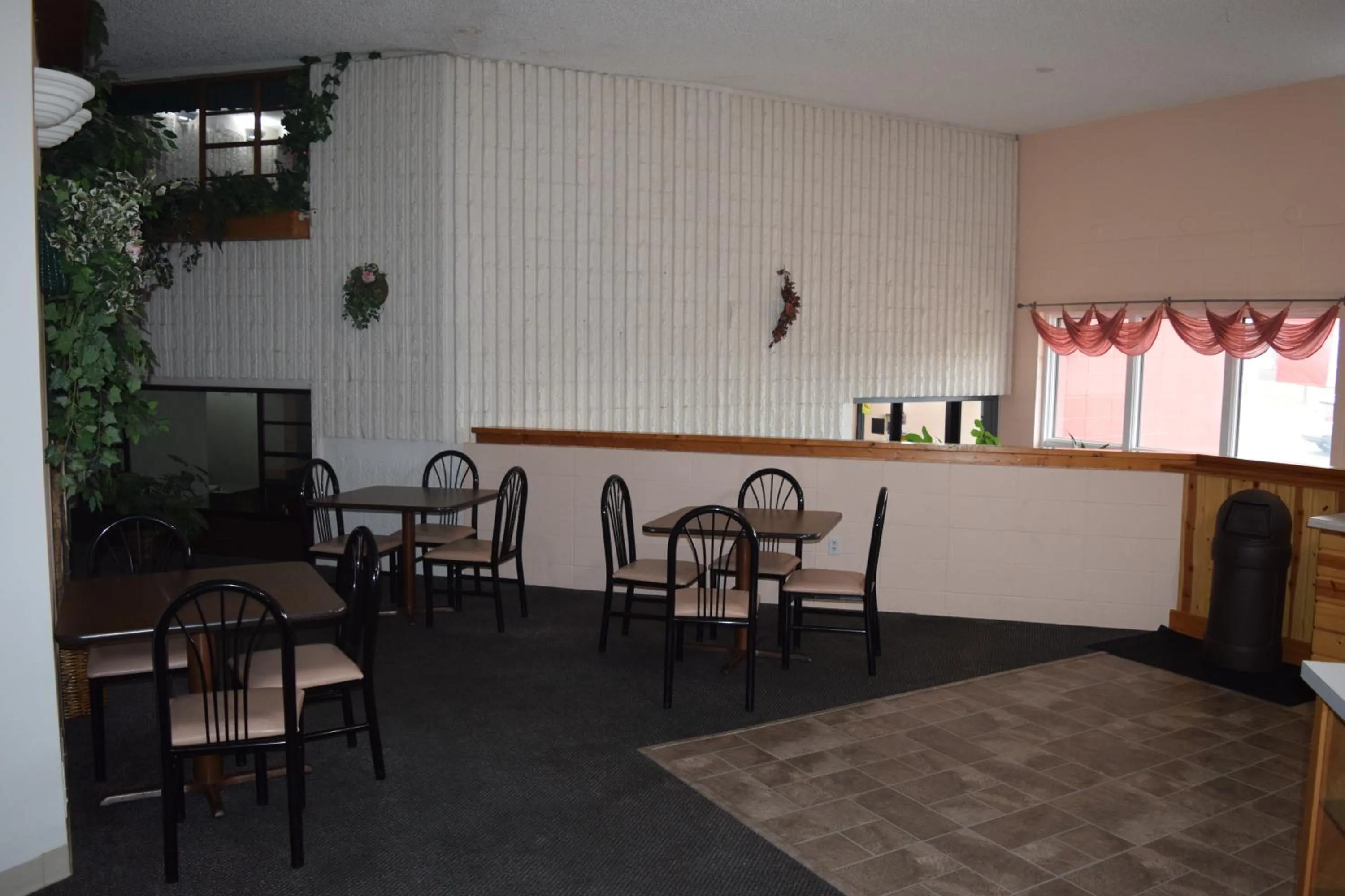 Continental breakfast, Restaurant/Places to Eat in Osseo Inn