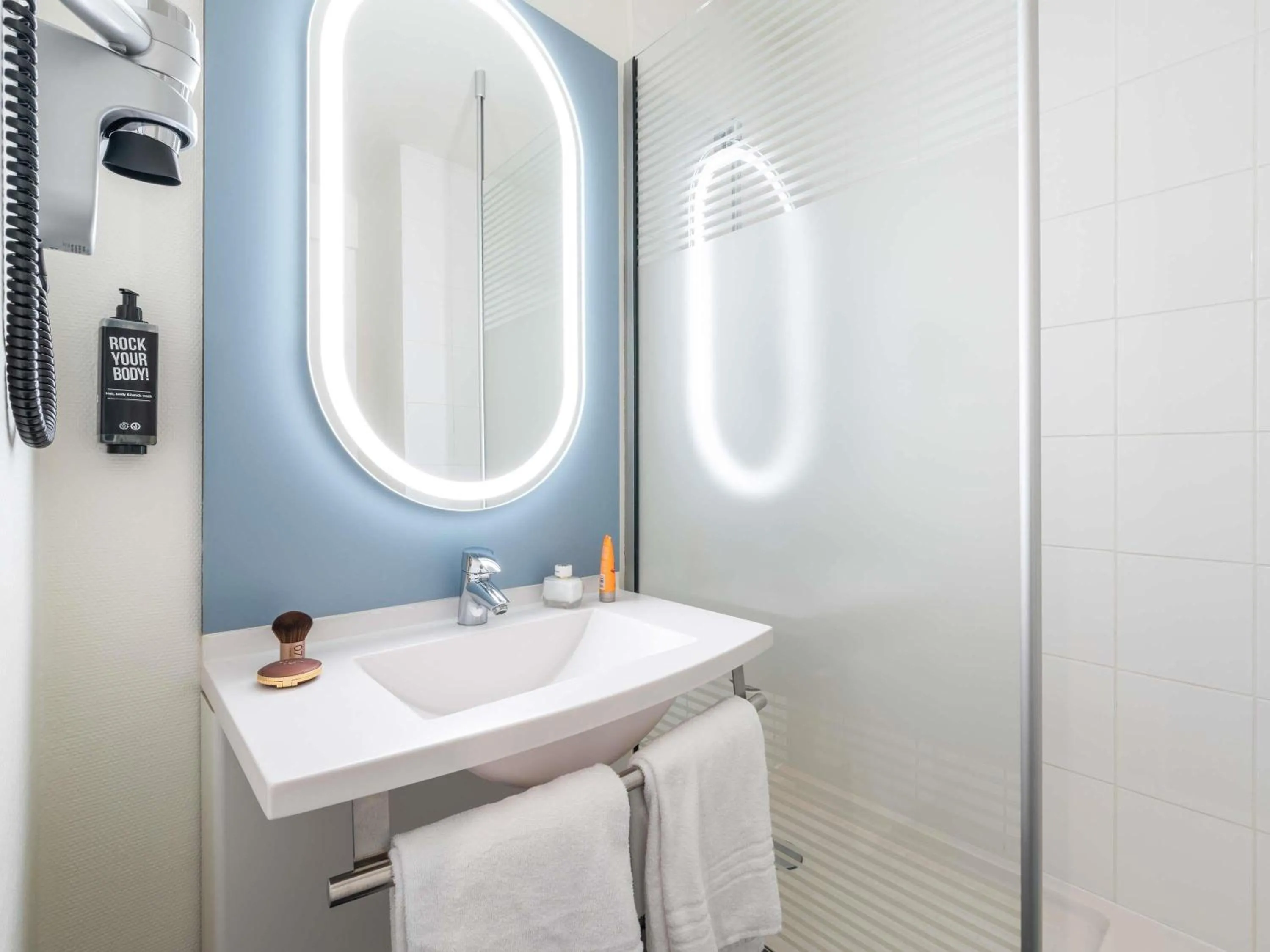 Bedroom in ibis Chalon Sur Saone Nord