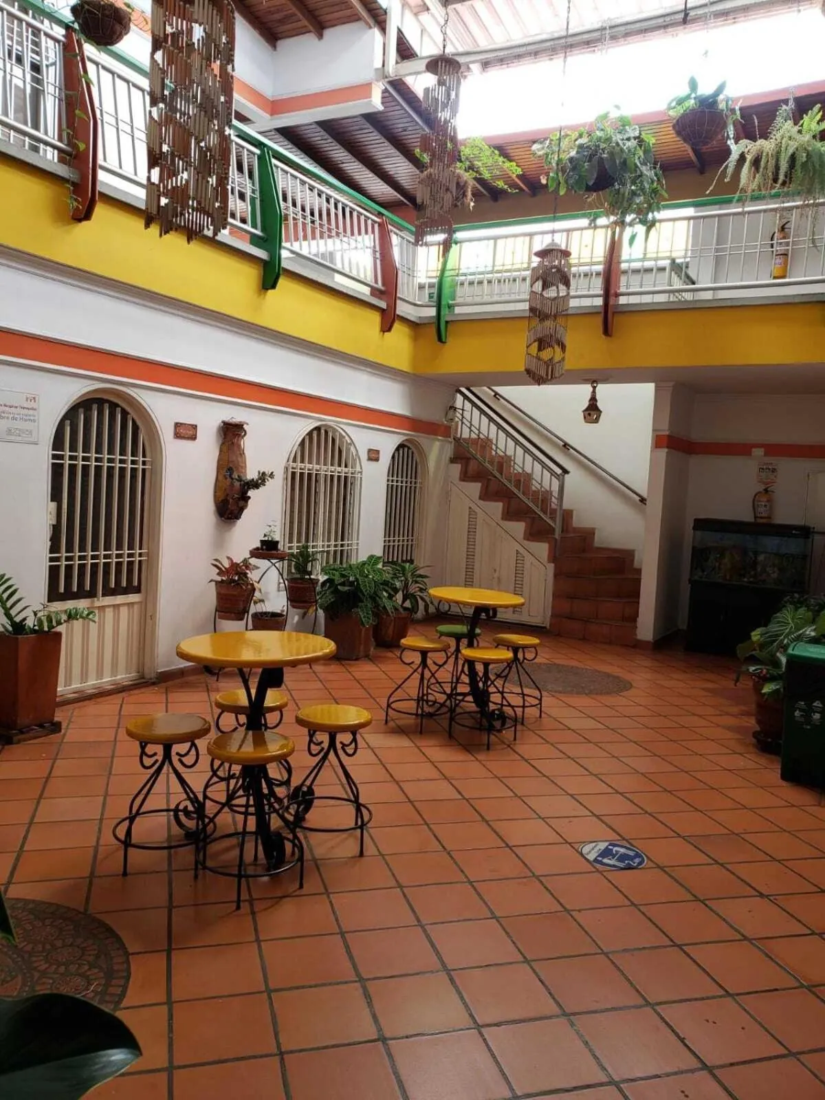Restaurant/places to eat in Hotel Manoa
