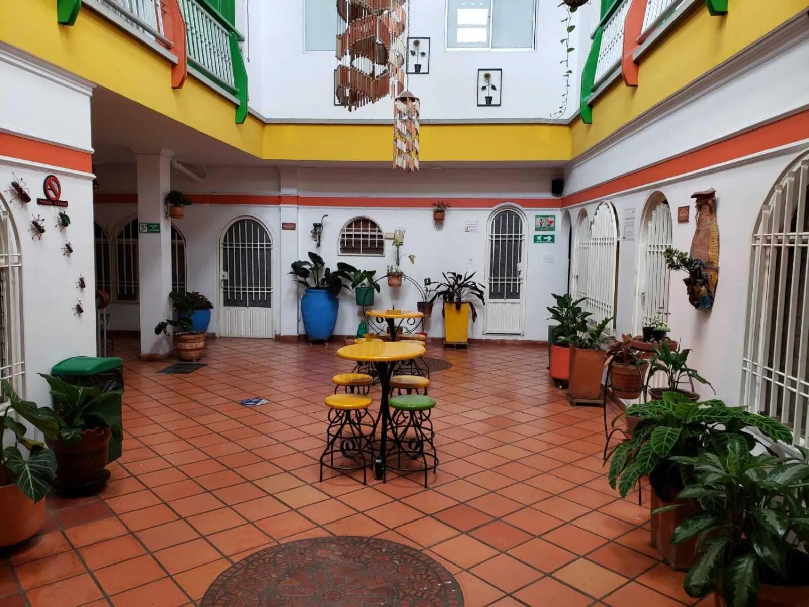 Restaurant/places to eat in Hotel Manoa