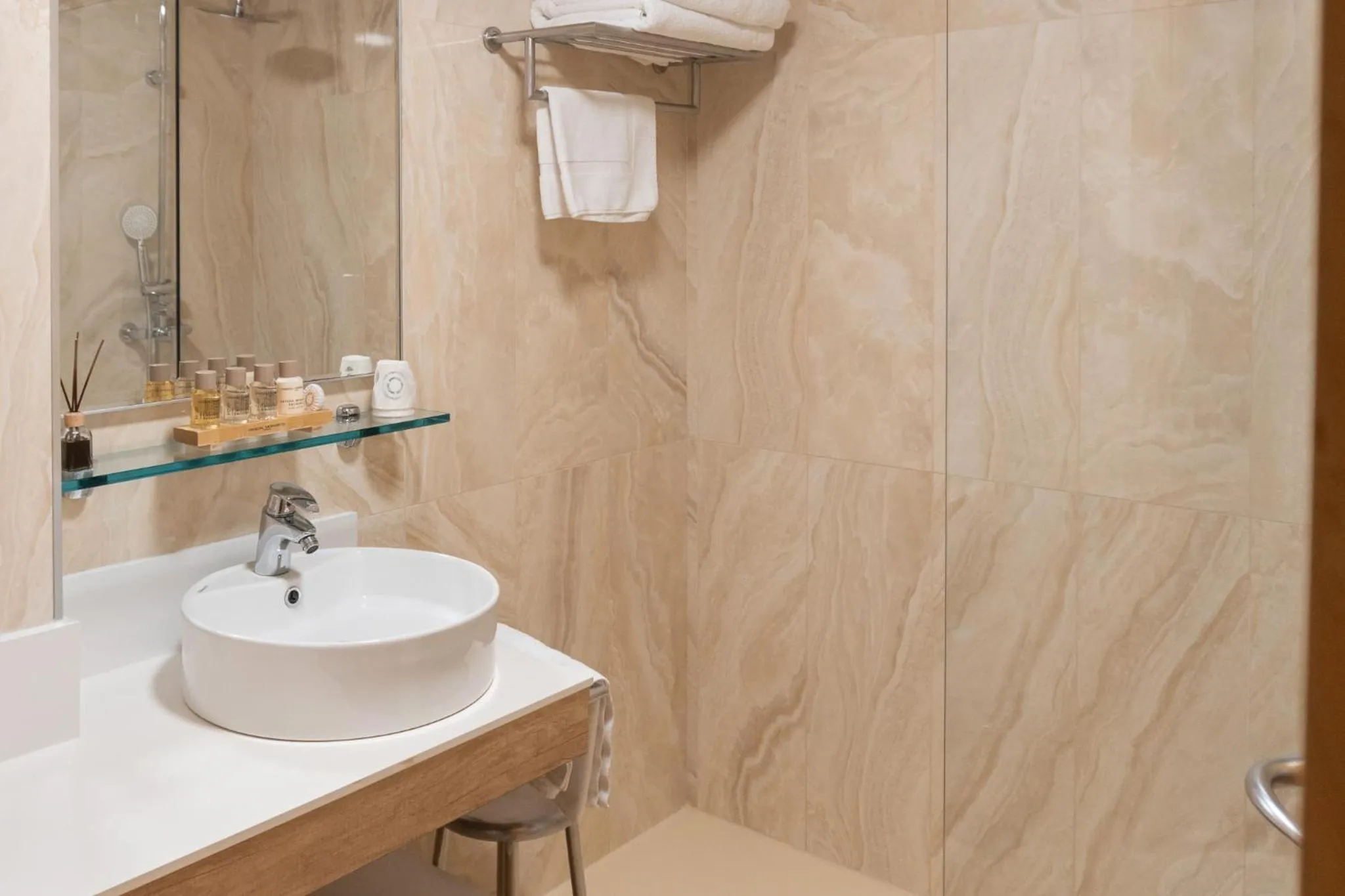 Shower in La Sort Boutique Hotel