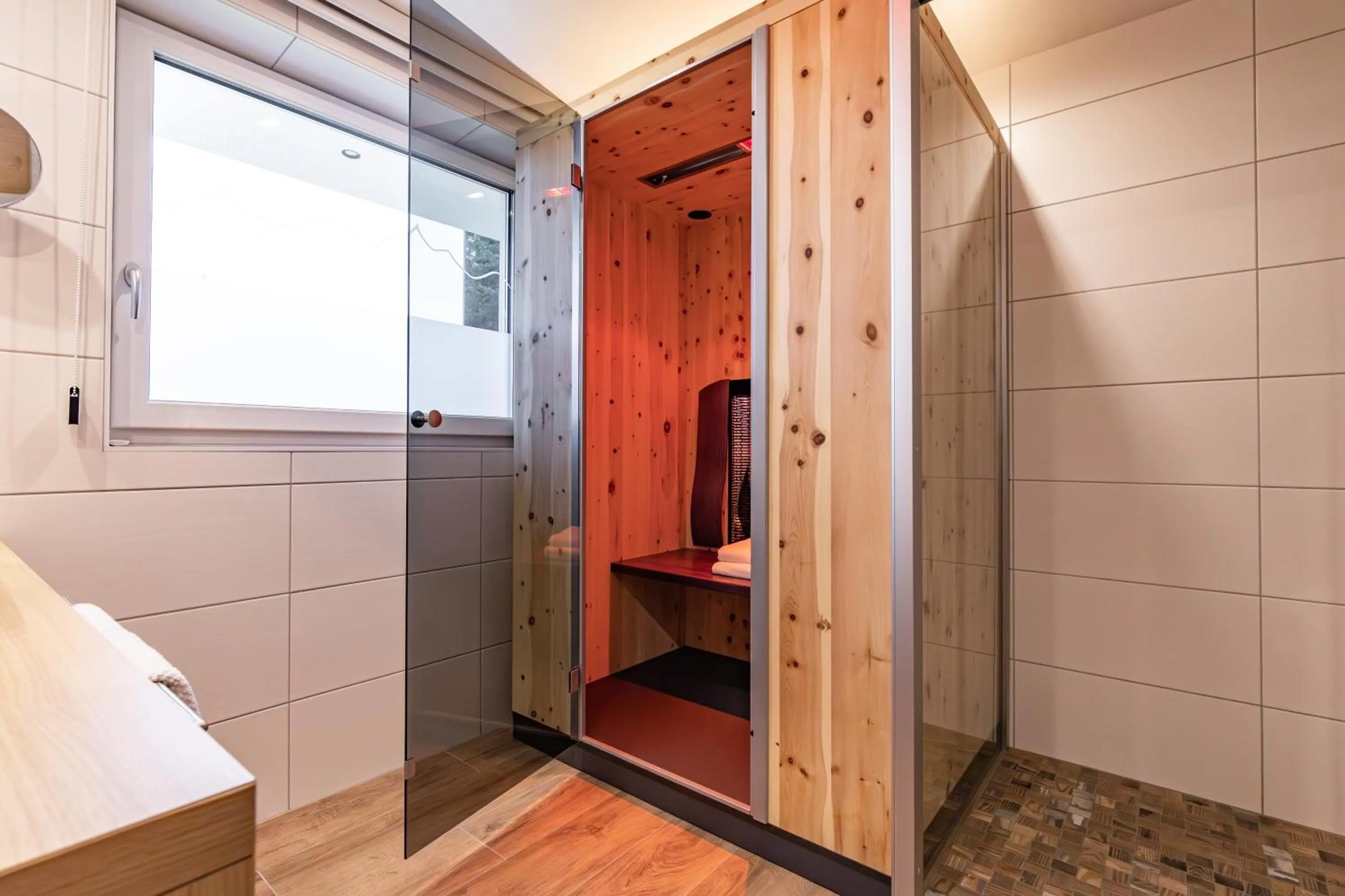 Shower, Bed in Das Aparthotel Olympia Tirol