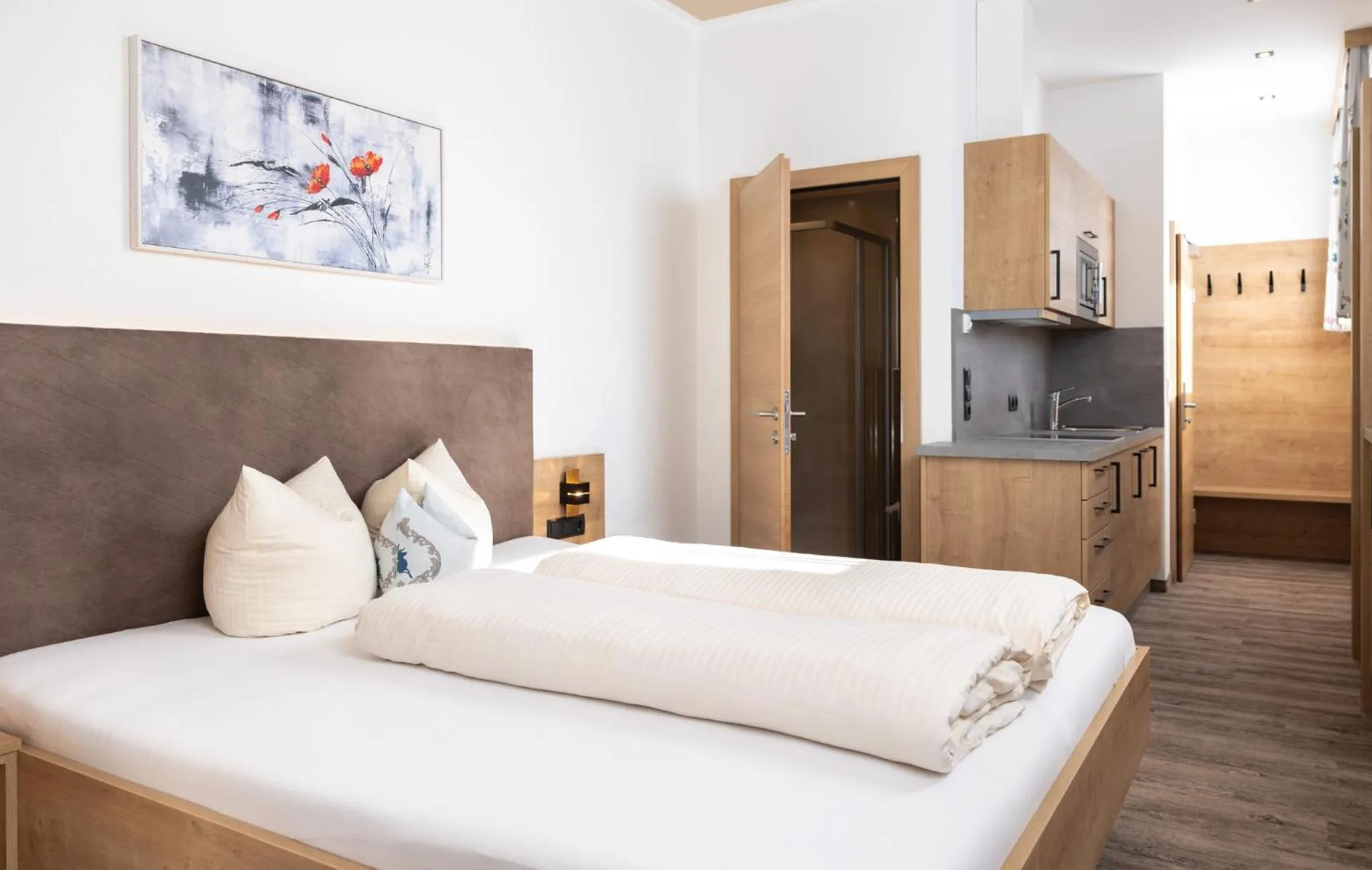 Bathroom, Bed in Das Aparthotel Olympia Tirol