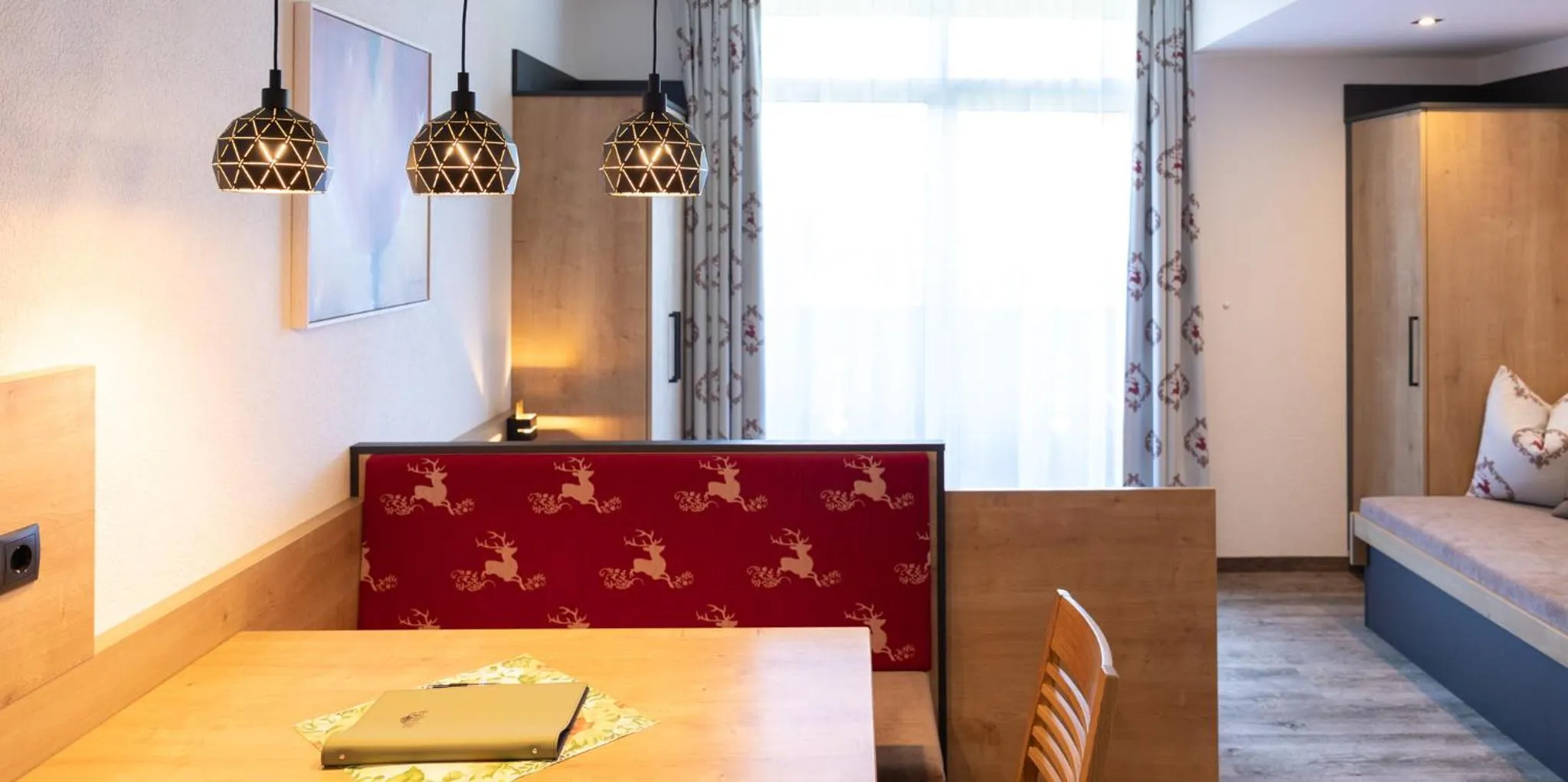 Living room, Bed in Das Aparthotel Olympia Tirol