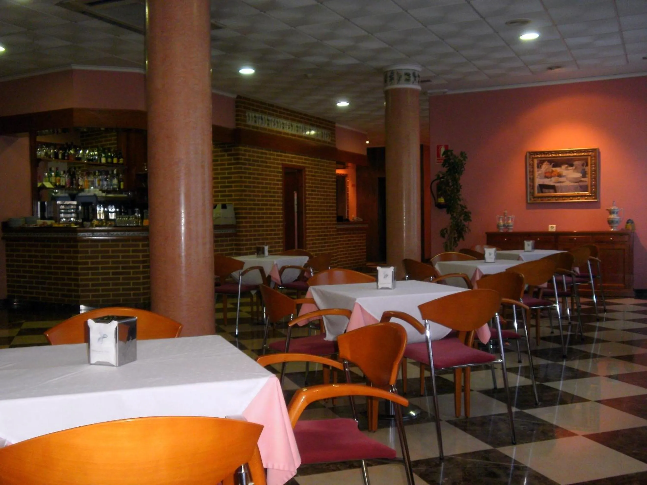 Restaurant/places to eat in Hotel Isabel