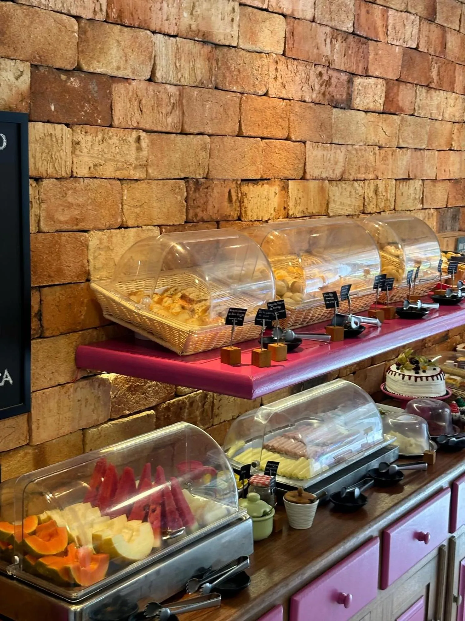 Buffet breakfast in Pousada Toca da Praia