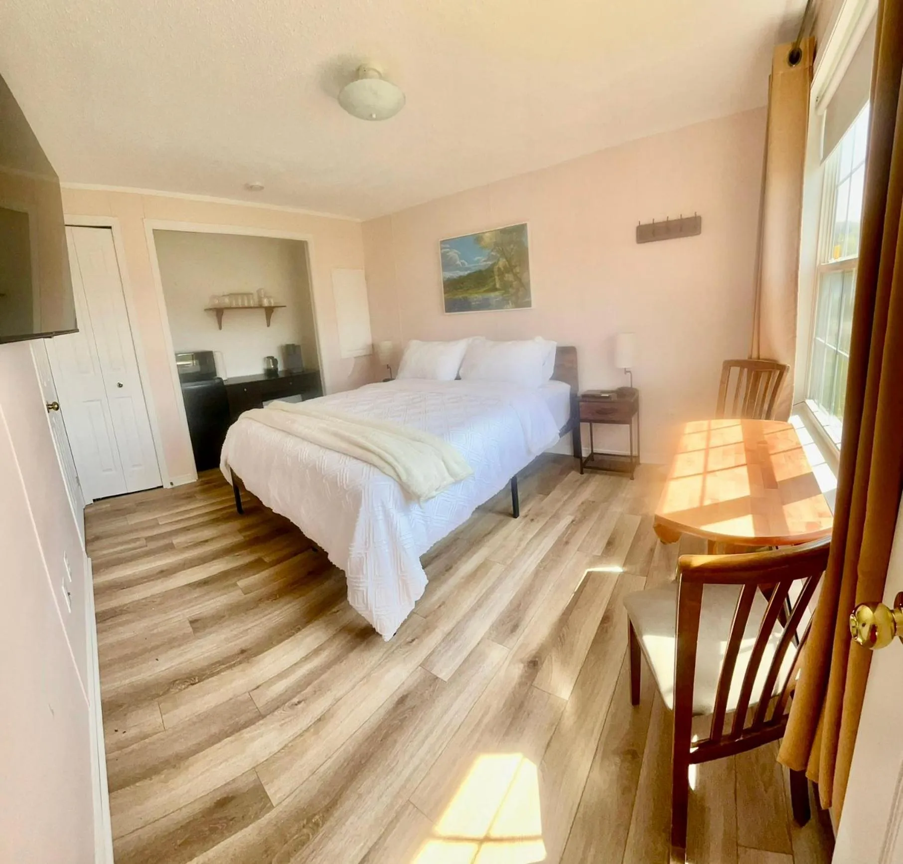 Bed in Alma Shore Lane Suites & Cottages