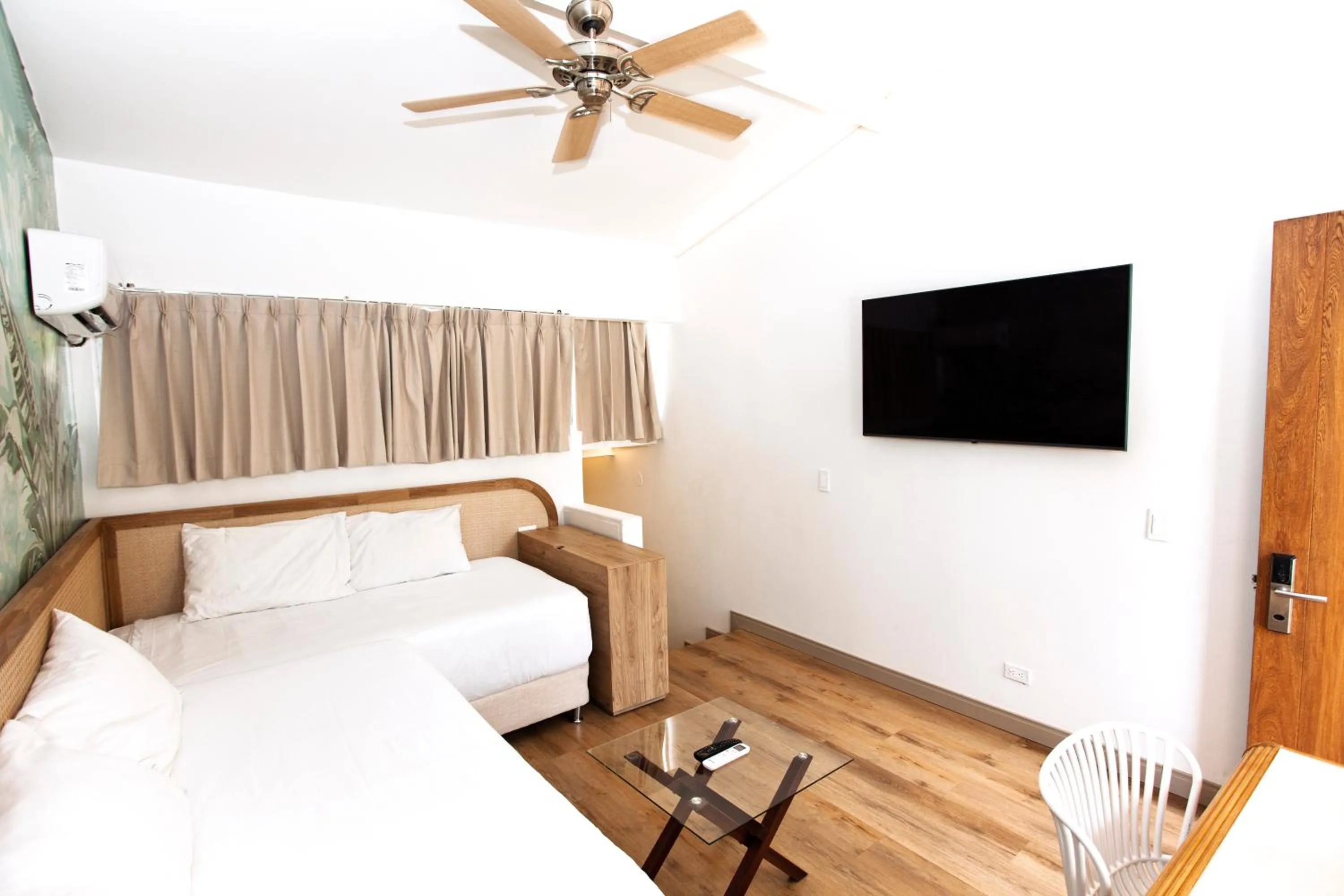 TV and multimedia, Bed in Hotel Cocoplum Beach