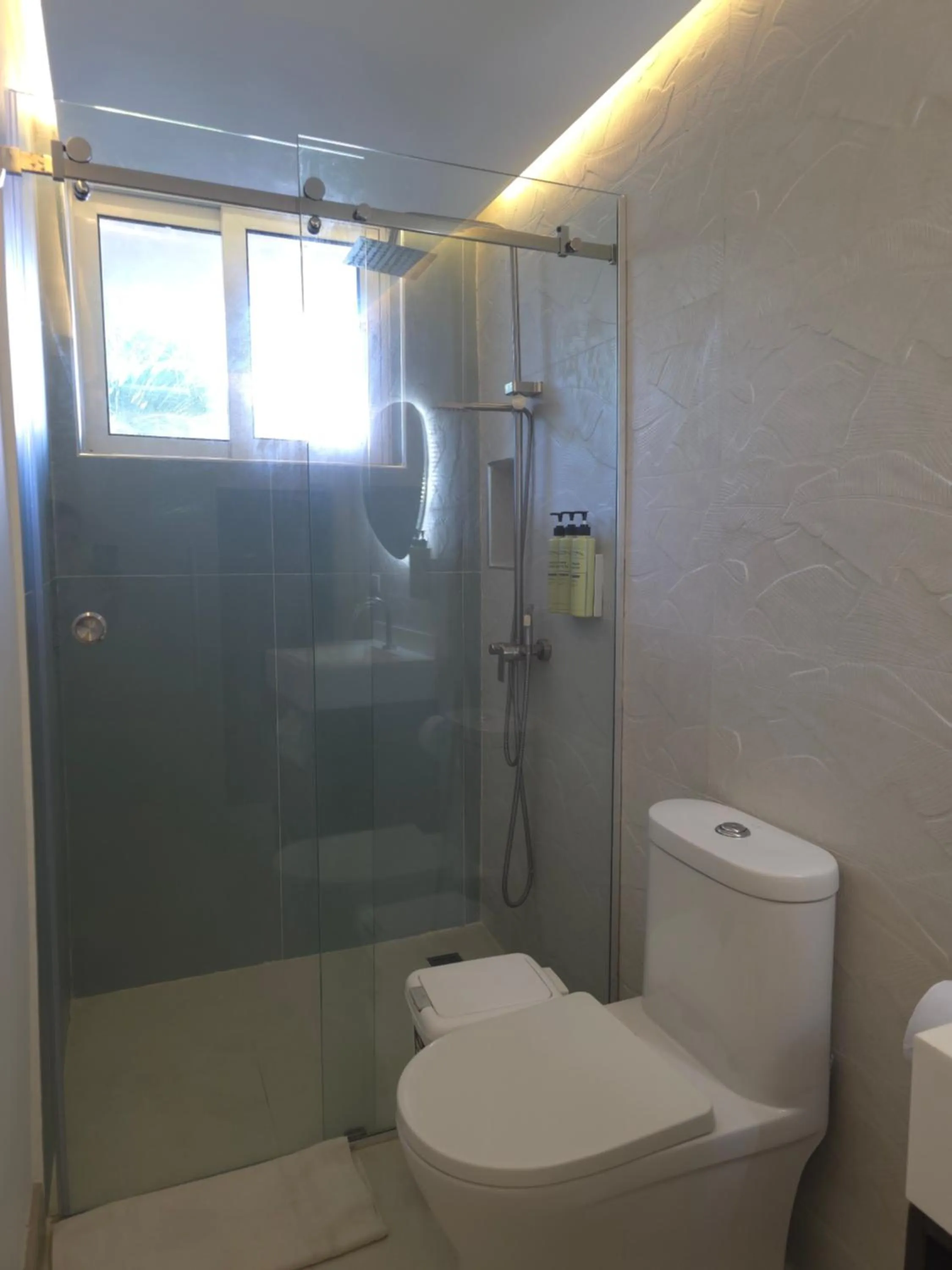 Shower in Hotel Cocoplum Beach