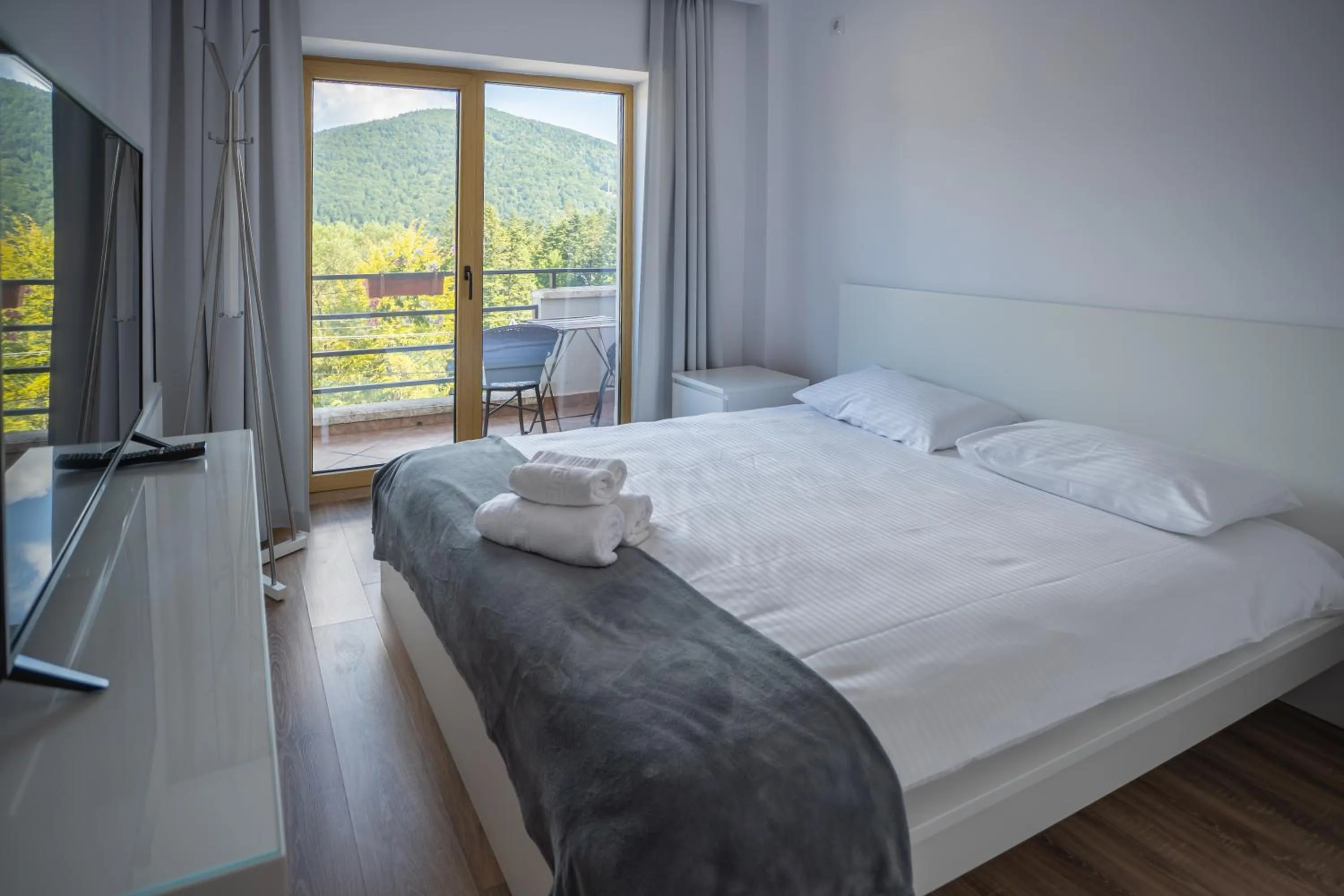 Bedroom, Bed in Opus View