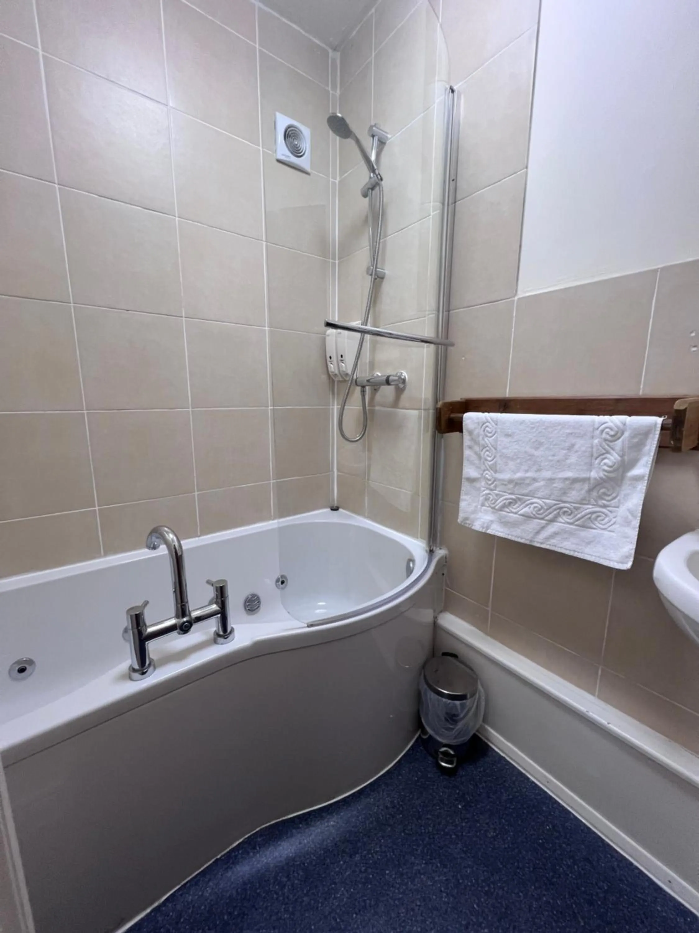 Bathroom in Royal Britannia Hotel