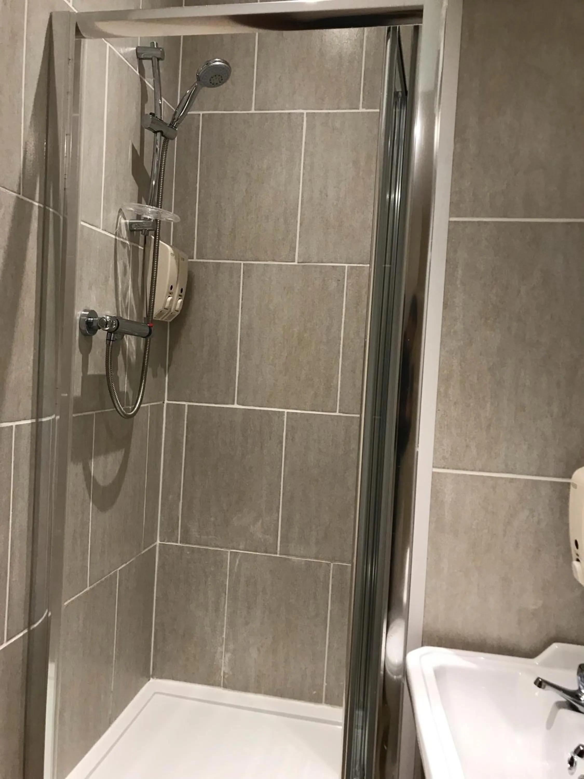 Shower in Royal Britannia Hotel