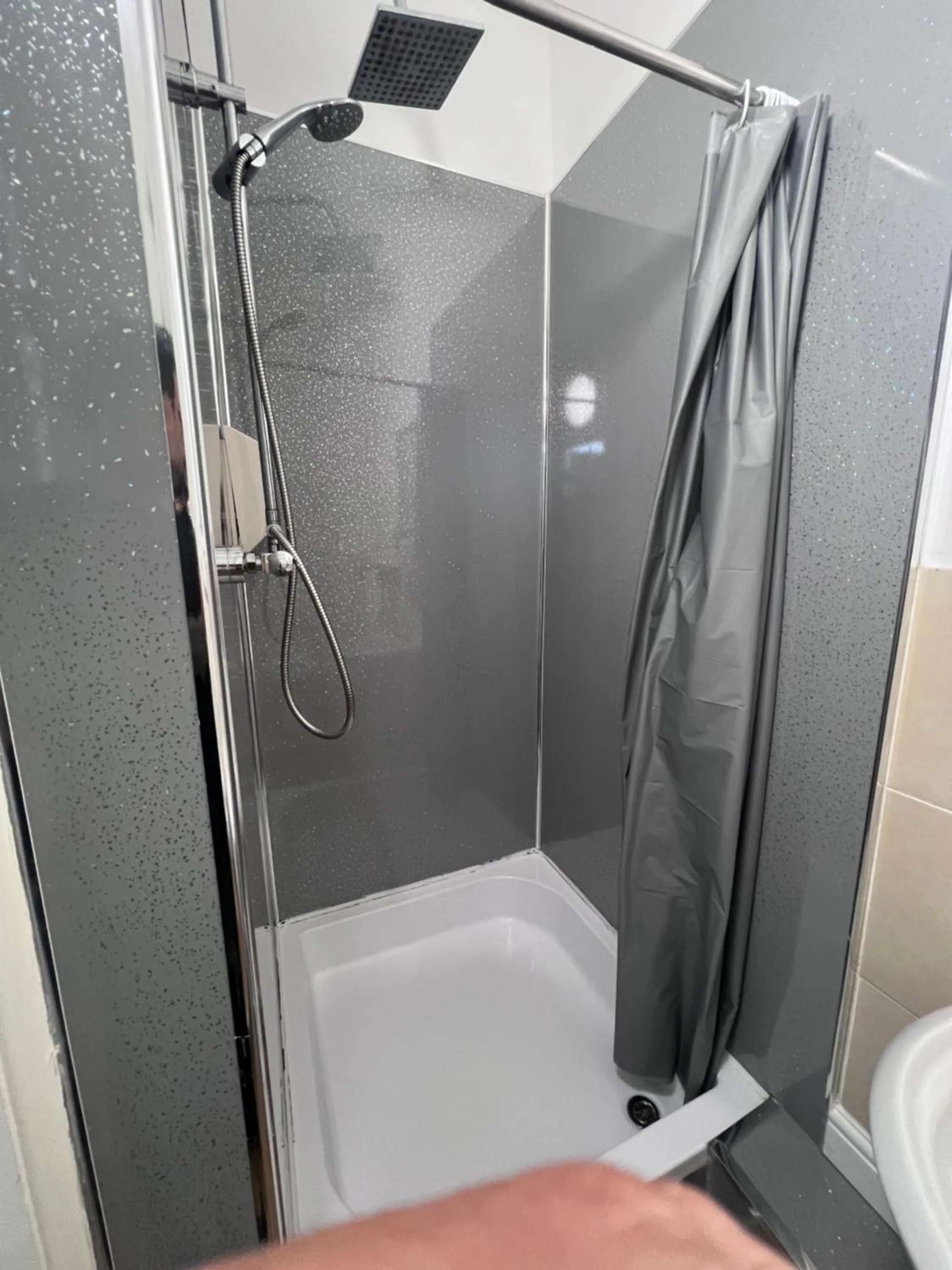 Shower in Royal Britannia Hotel