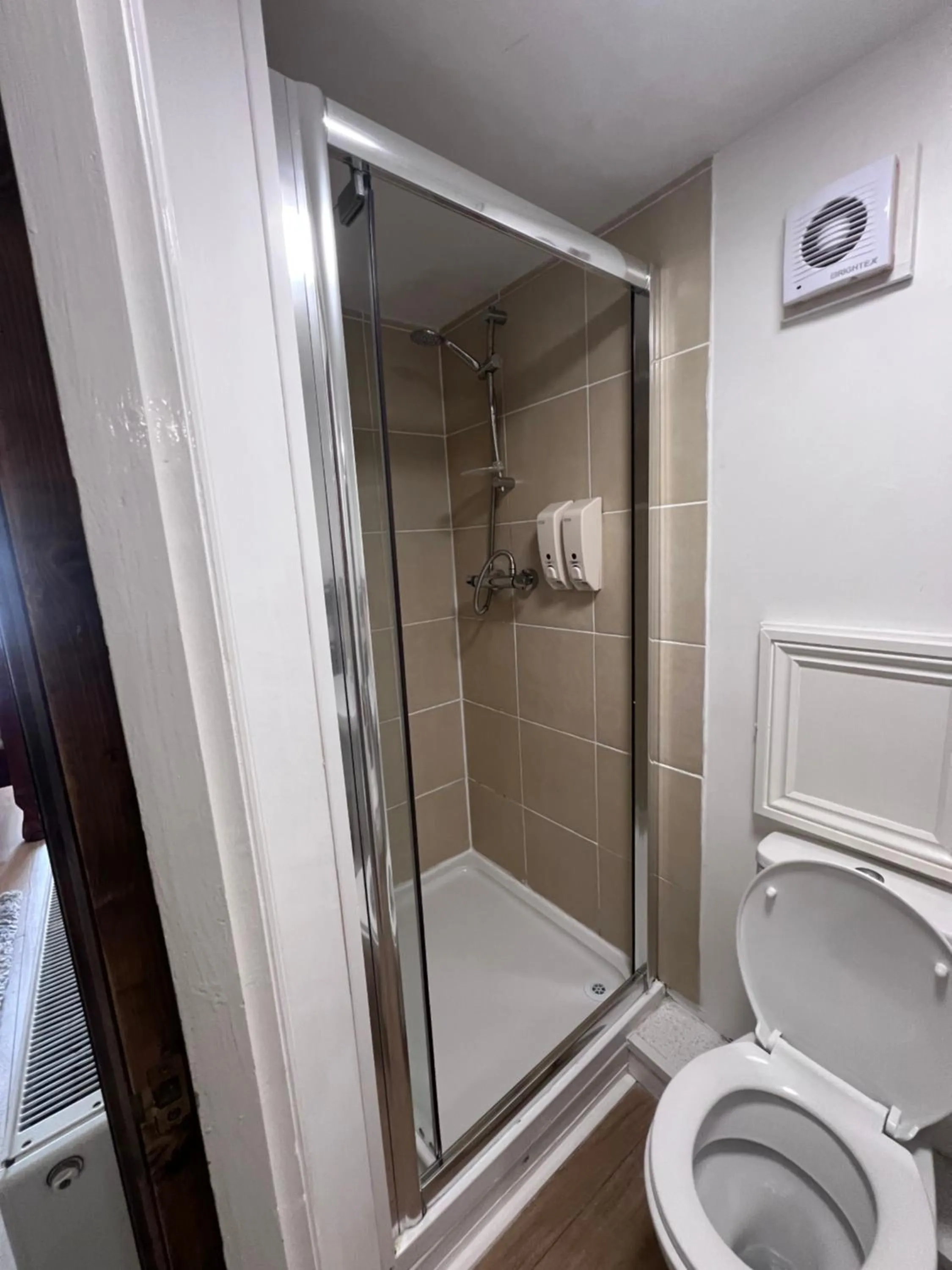 Shower in Royal Britannia Hotel