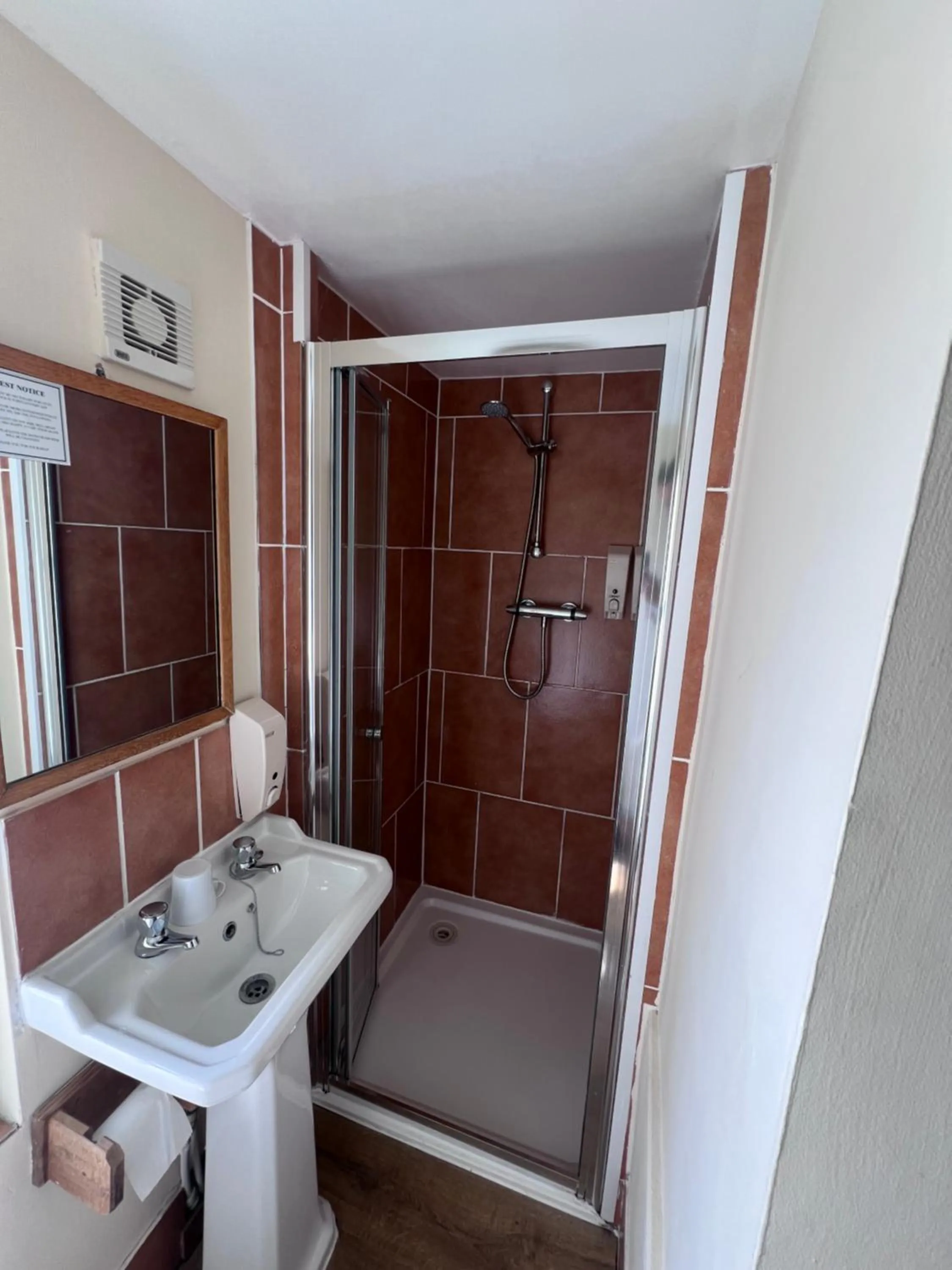 Shower in Royal Britannia Hotel