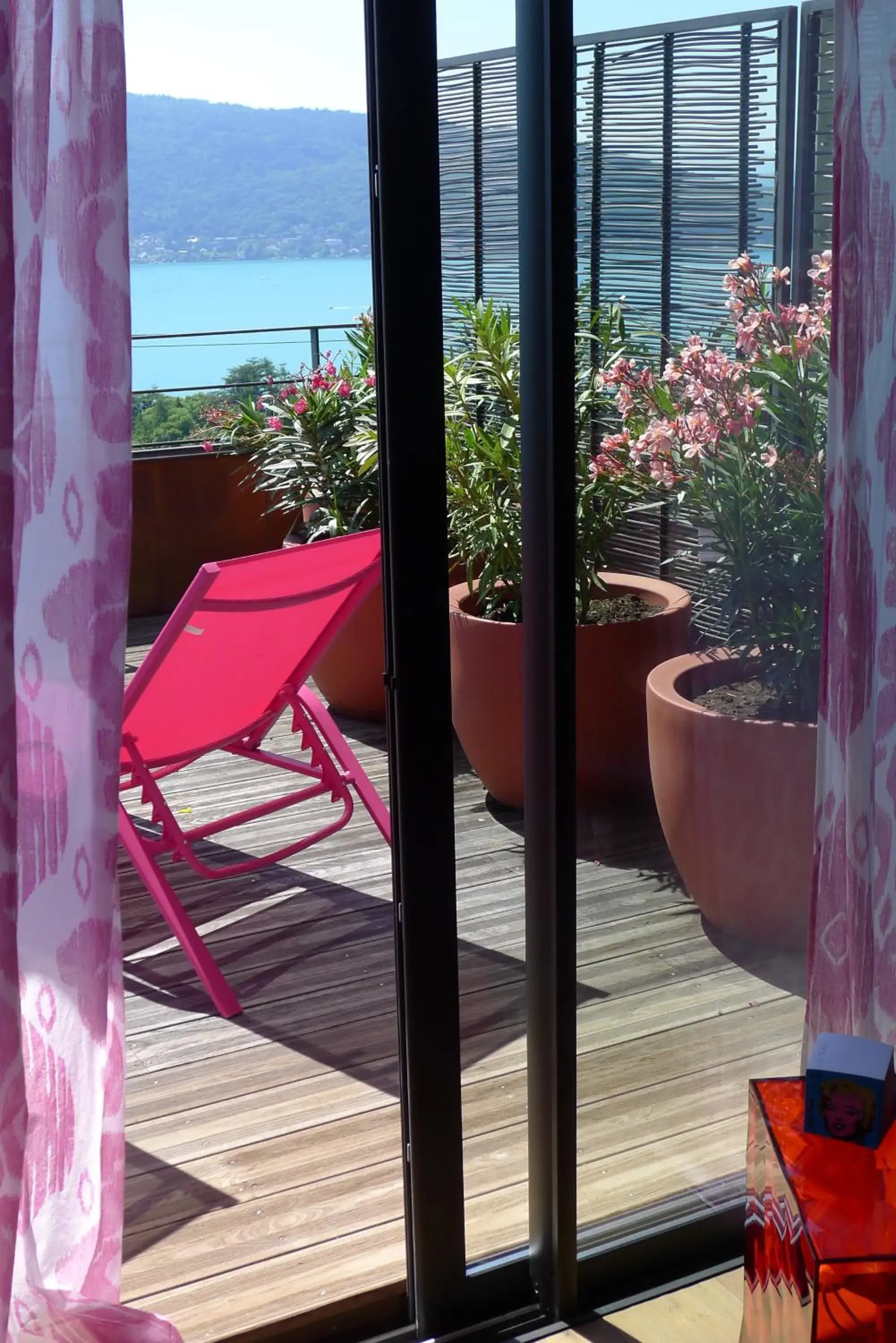 Double Room with Lake View in Le Clos Du Lac - location de chambres Double Room with Lake View in Le Clos Du Lac - location de chambres