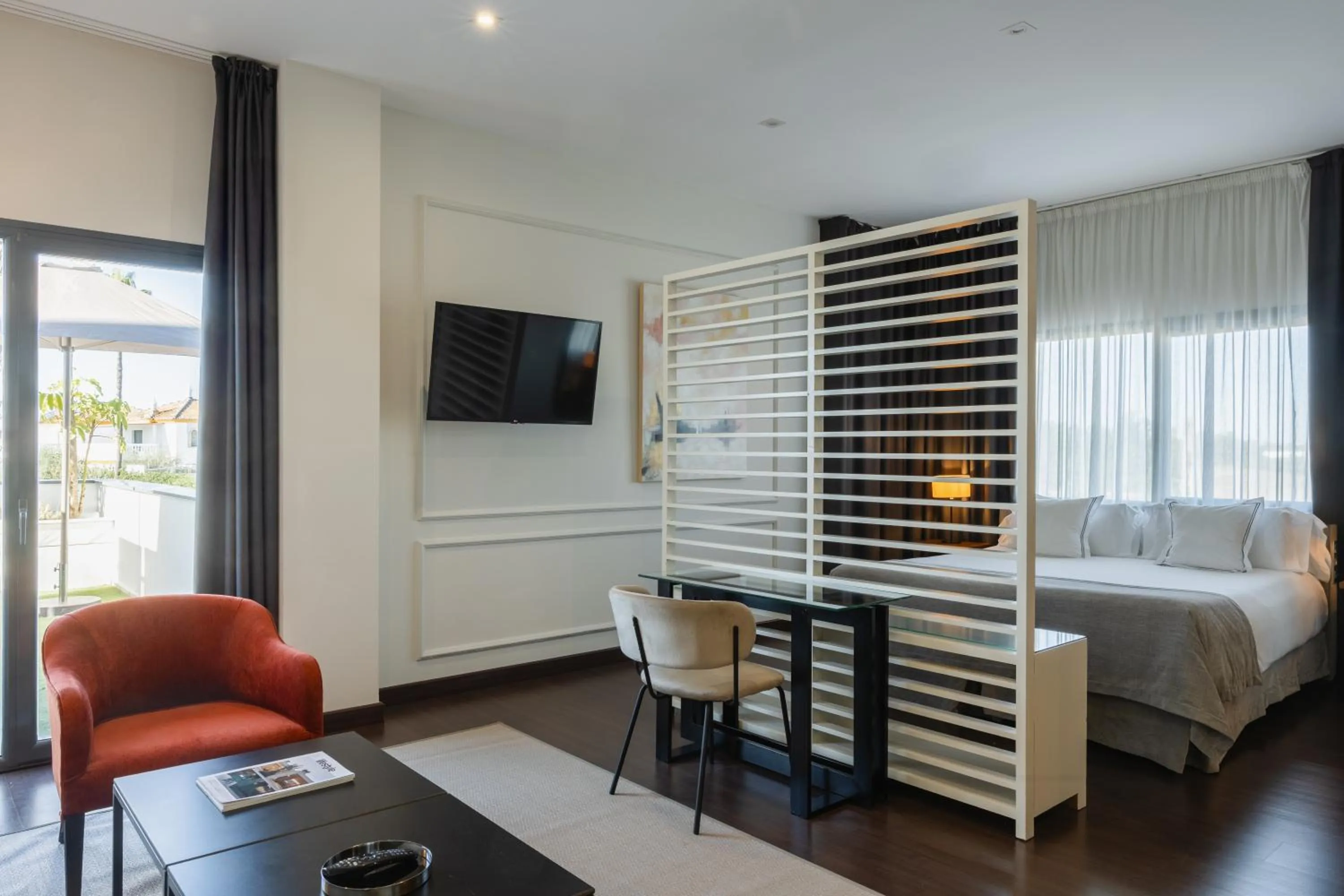 Balcony/Terrace, Bed in Sevilla Green Suites