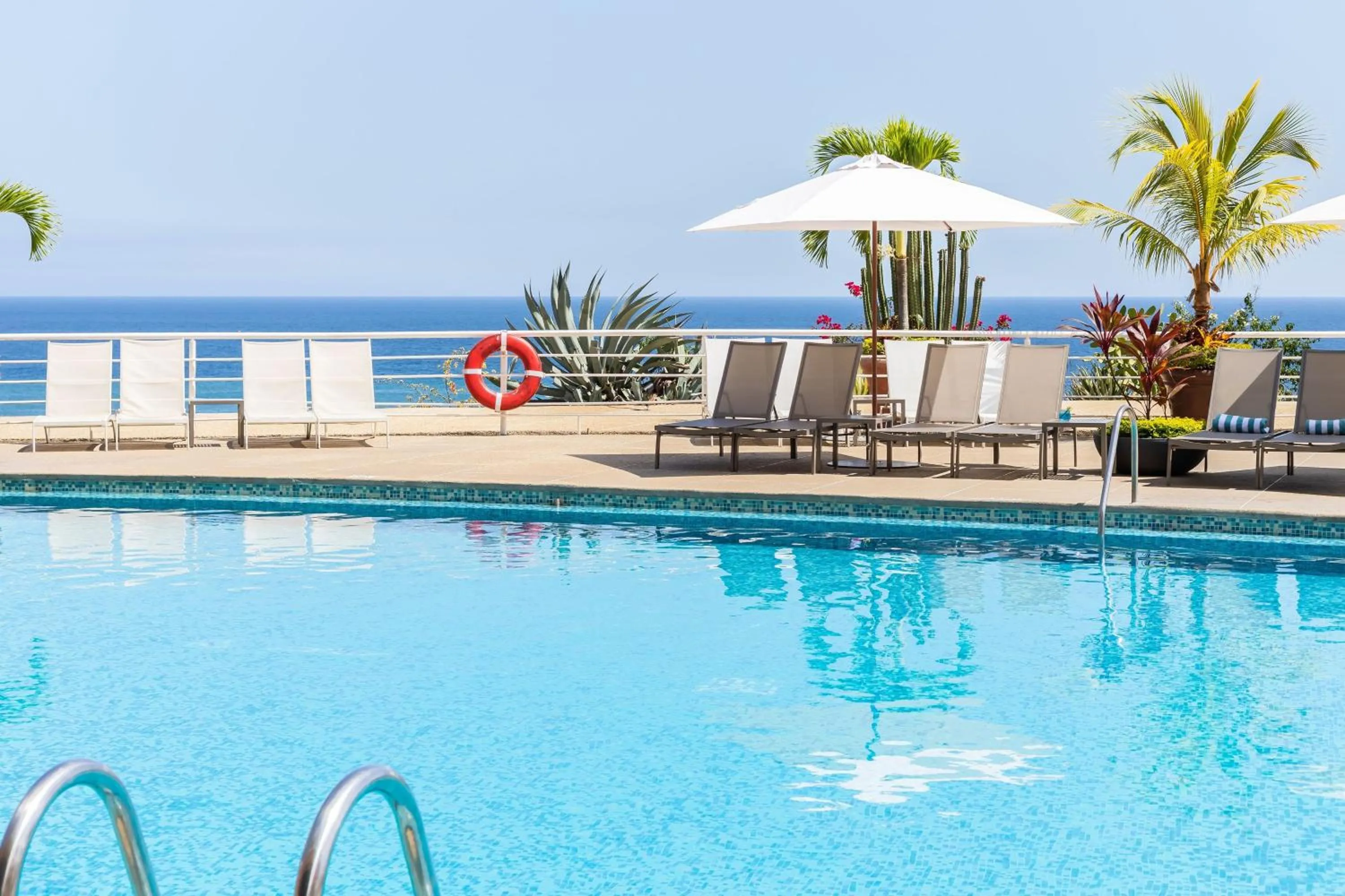 Swimming pool in Marriott Venezuela Hotel Playa Grande