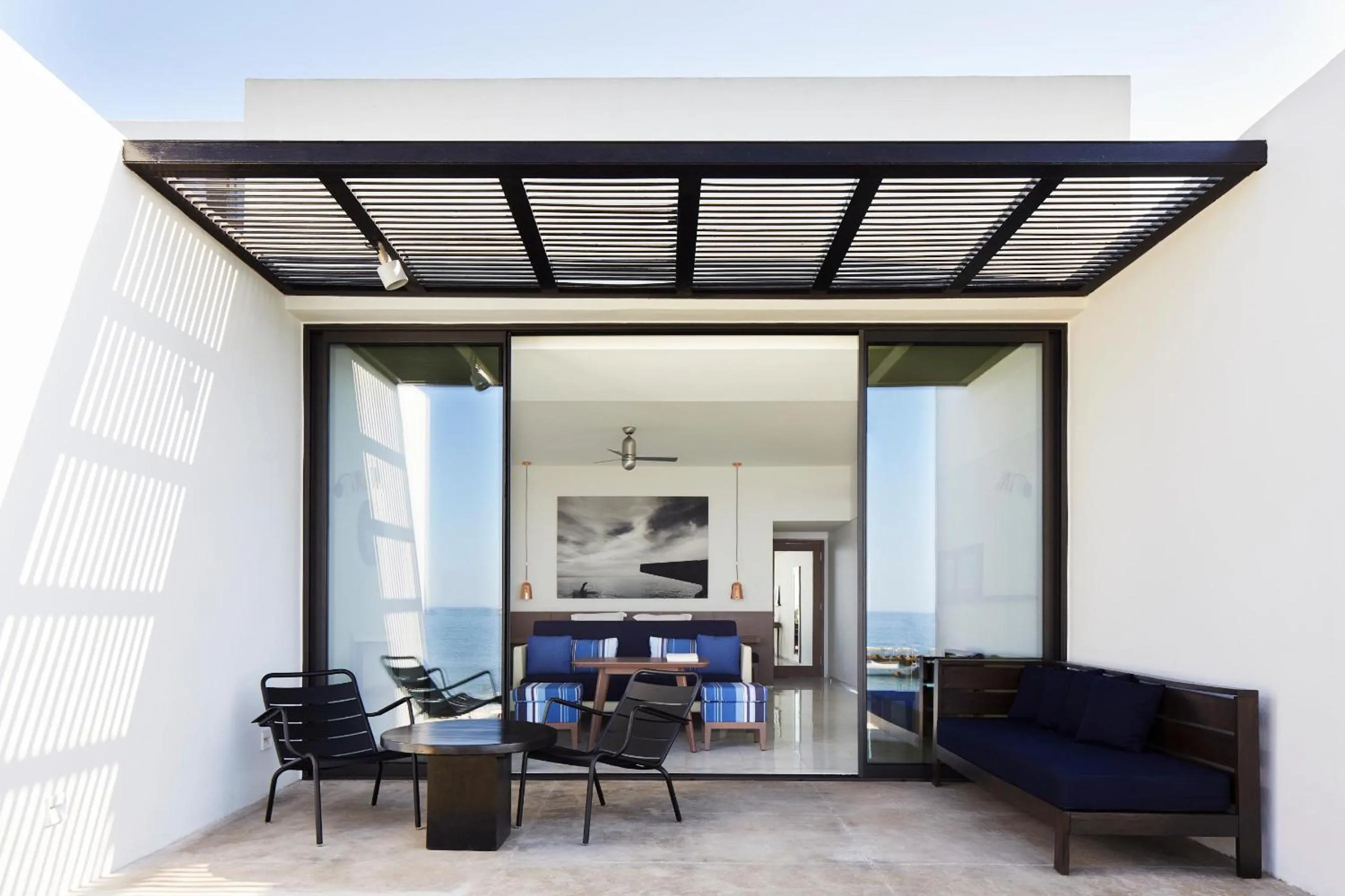 Photo of the whole room in Almyra