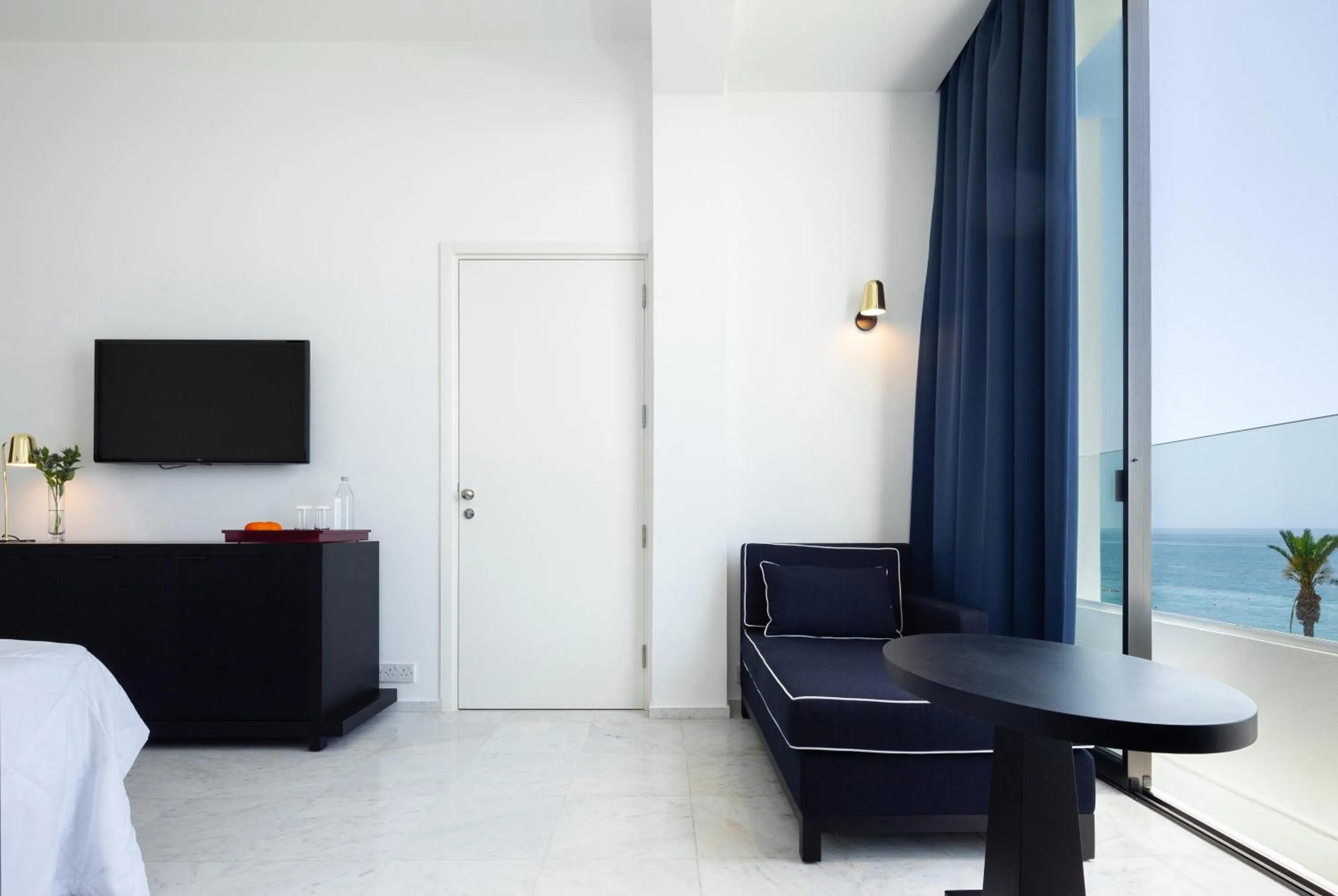 Photo of the whole room in Almyra