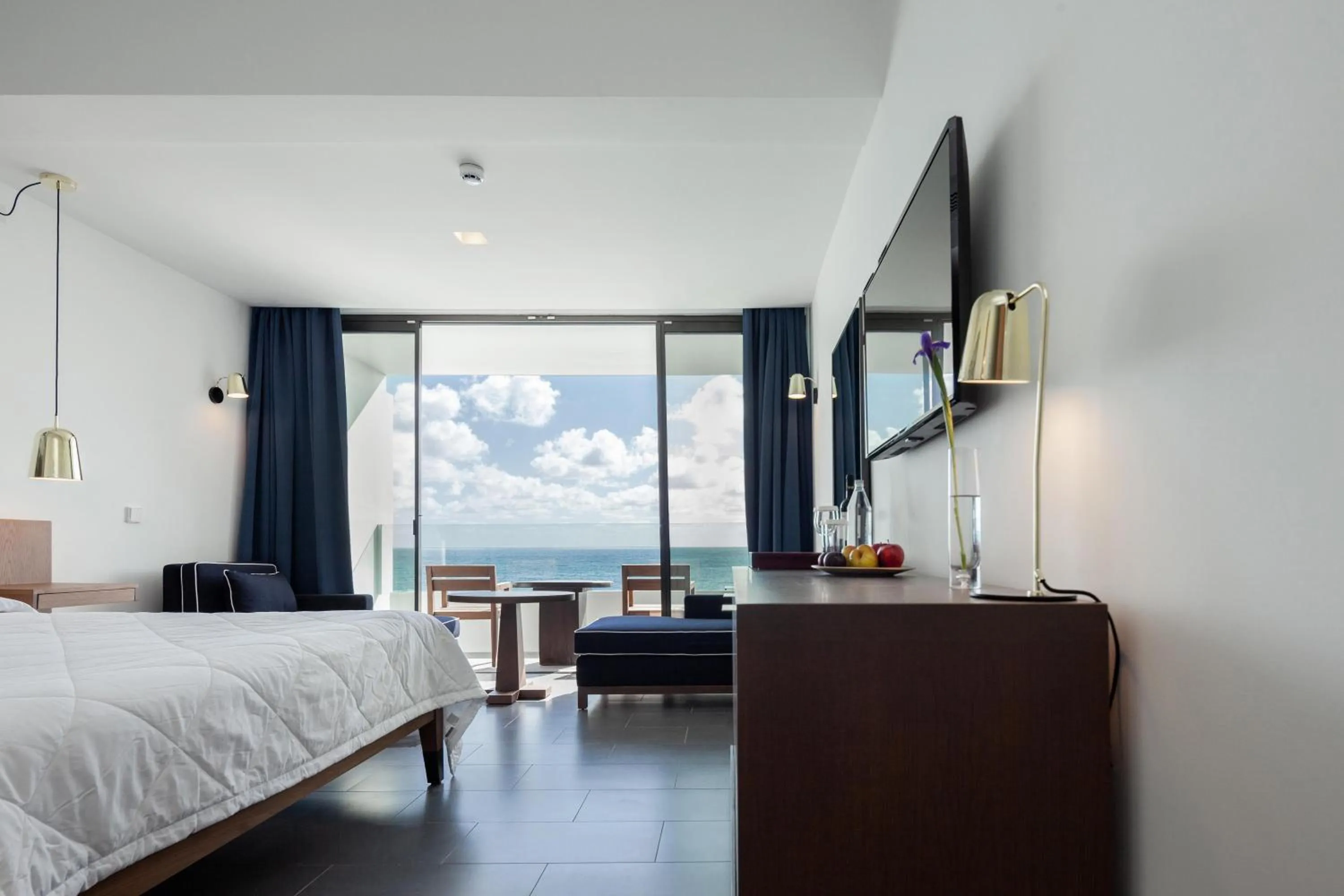 Photo of the whole room, Bed in Almyra