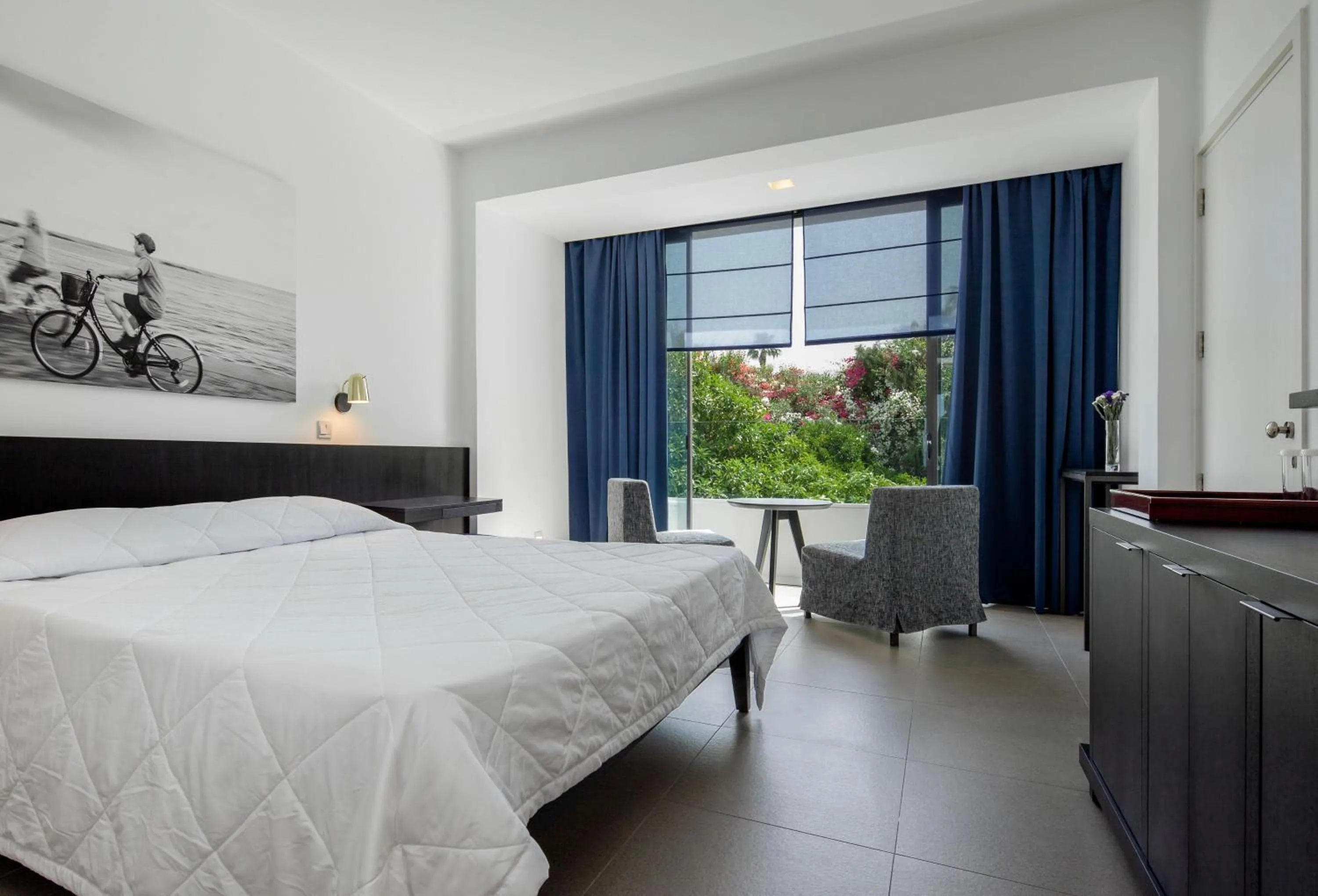 Photo of the whole room, Bed in Almyra