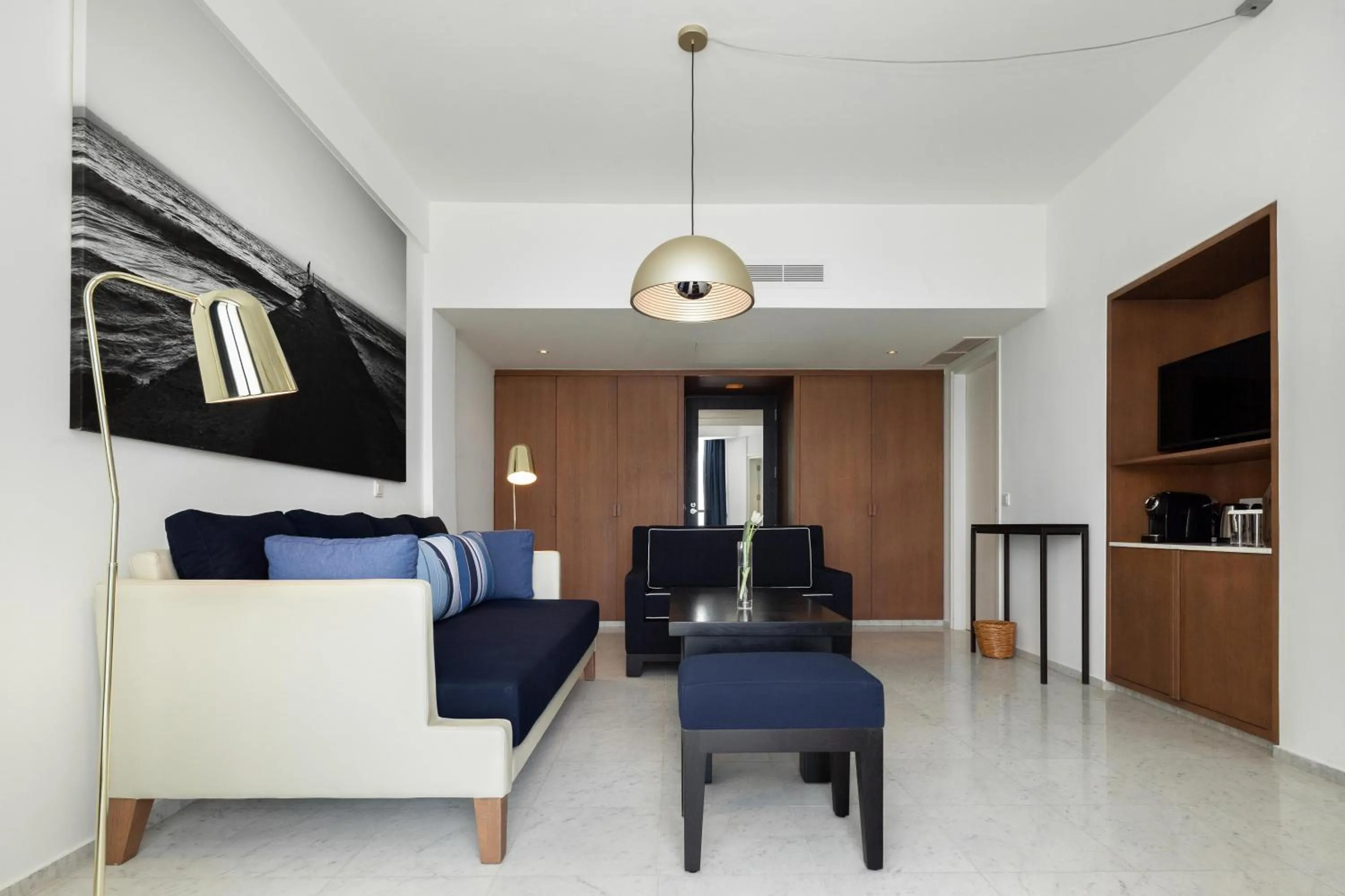 Photo of the whole room in Almyra