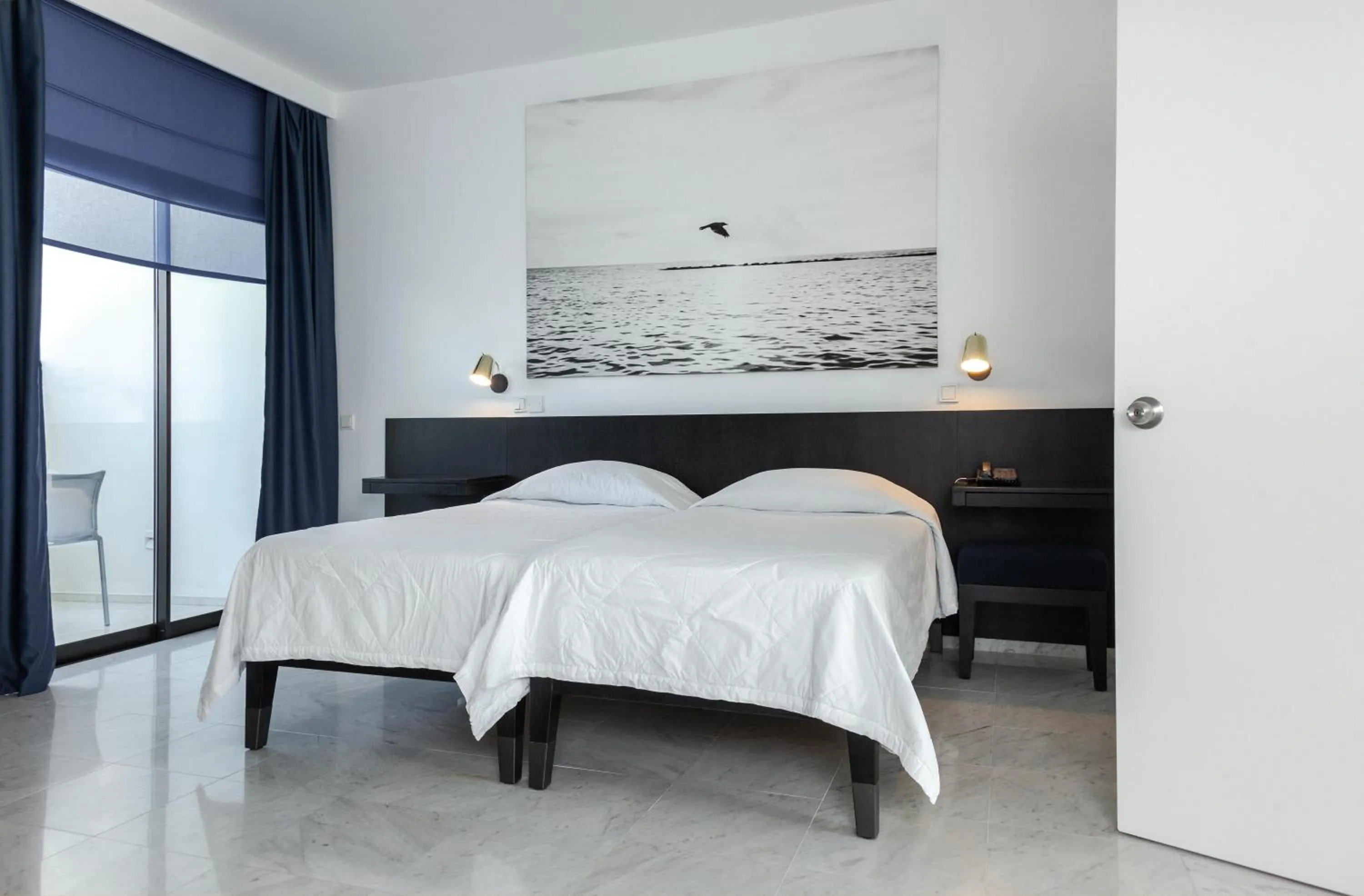 Photo of the whole room, Bed in Almyra