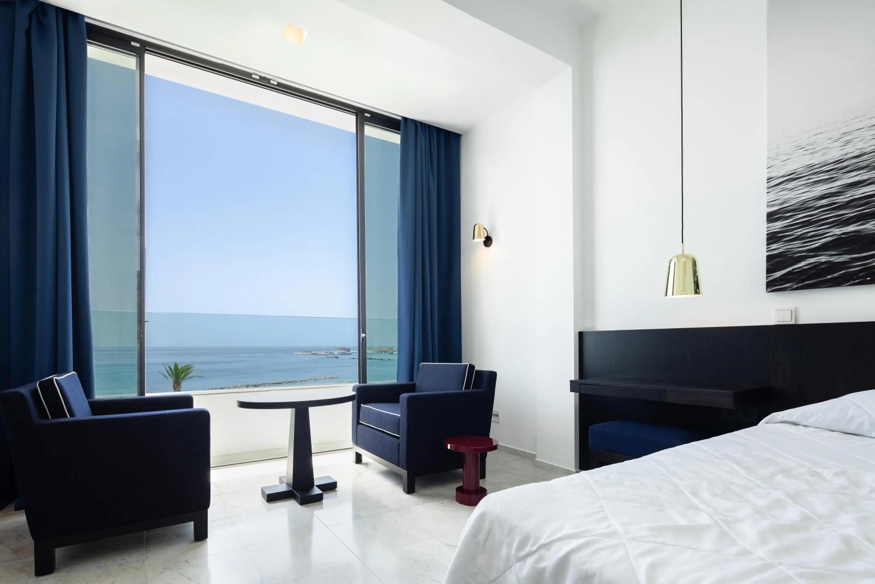 Photo of the whole room, Bed in Almyra