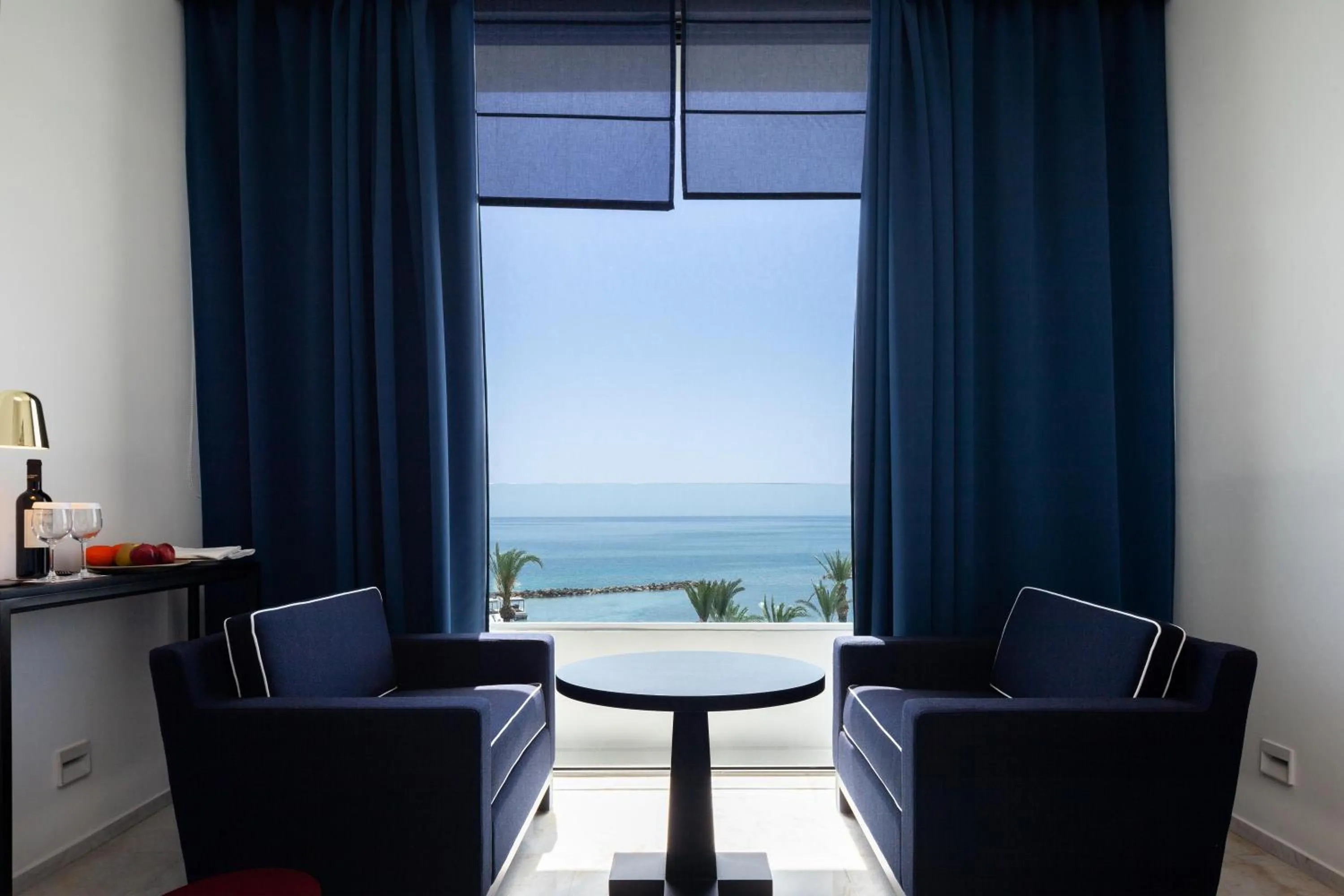 Photo of the whole room in Almyra