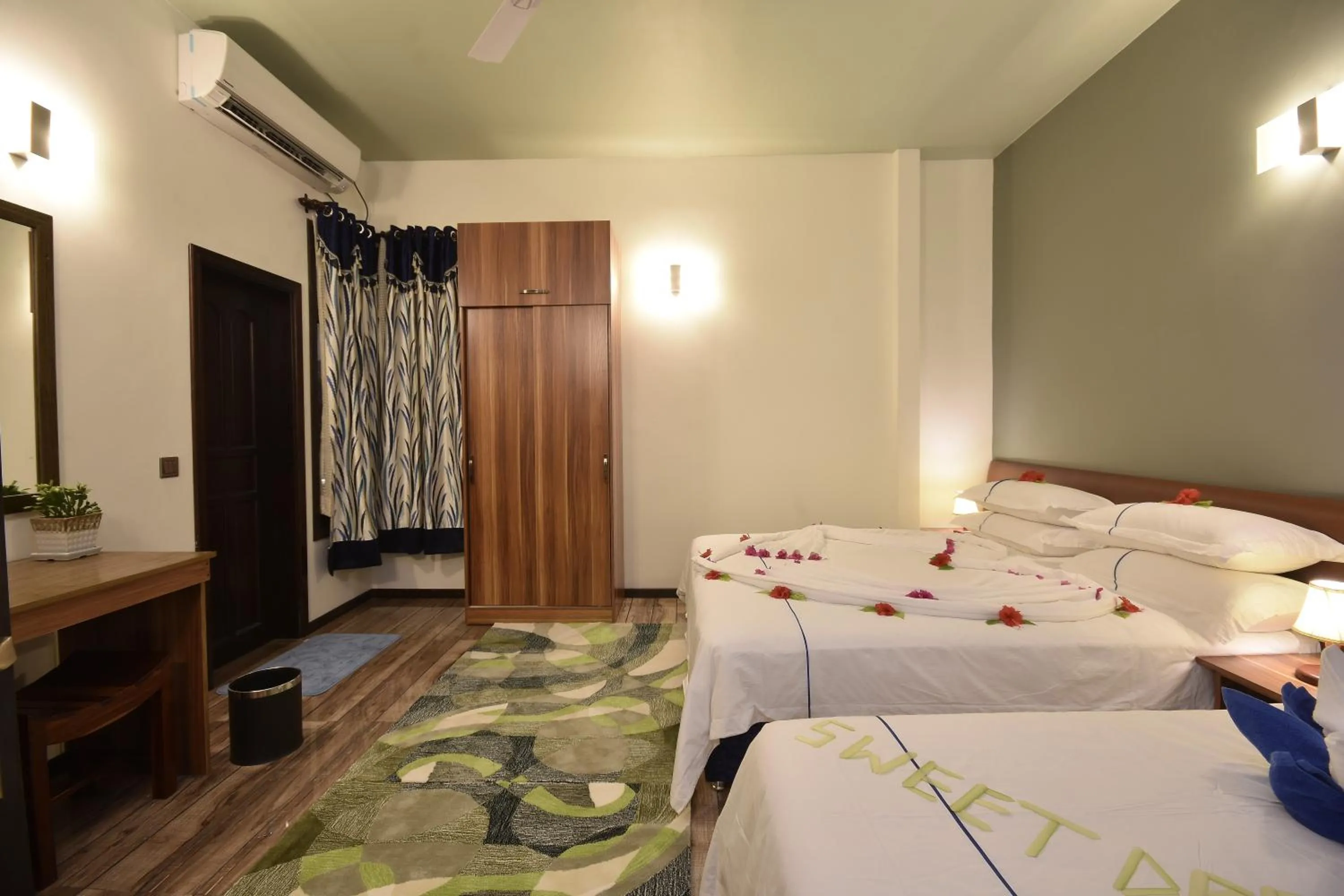 Shower, Bed in Island Home Inn