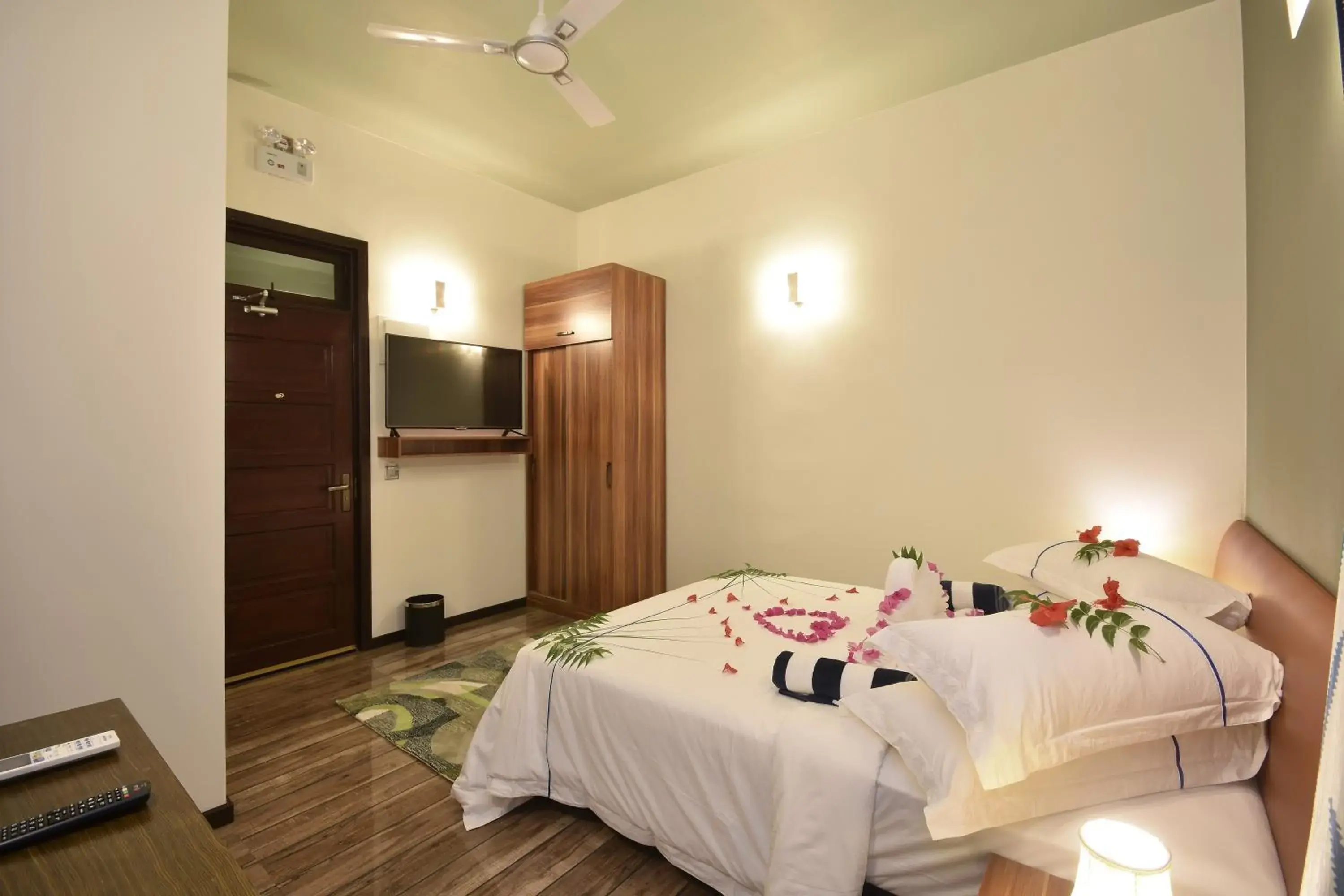 Shower, Bed in Island Home Inn Shower, Bed in Island Home Inn