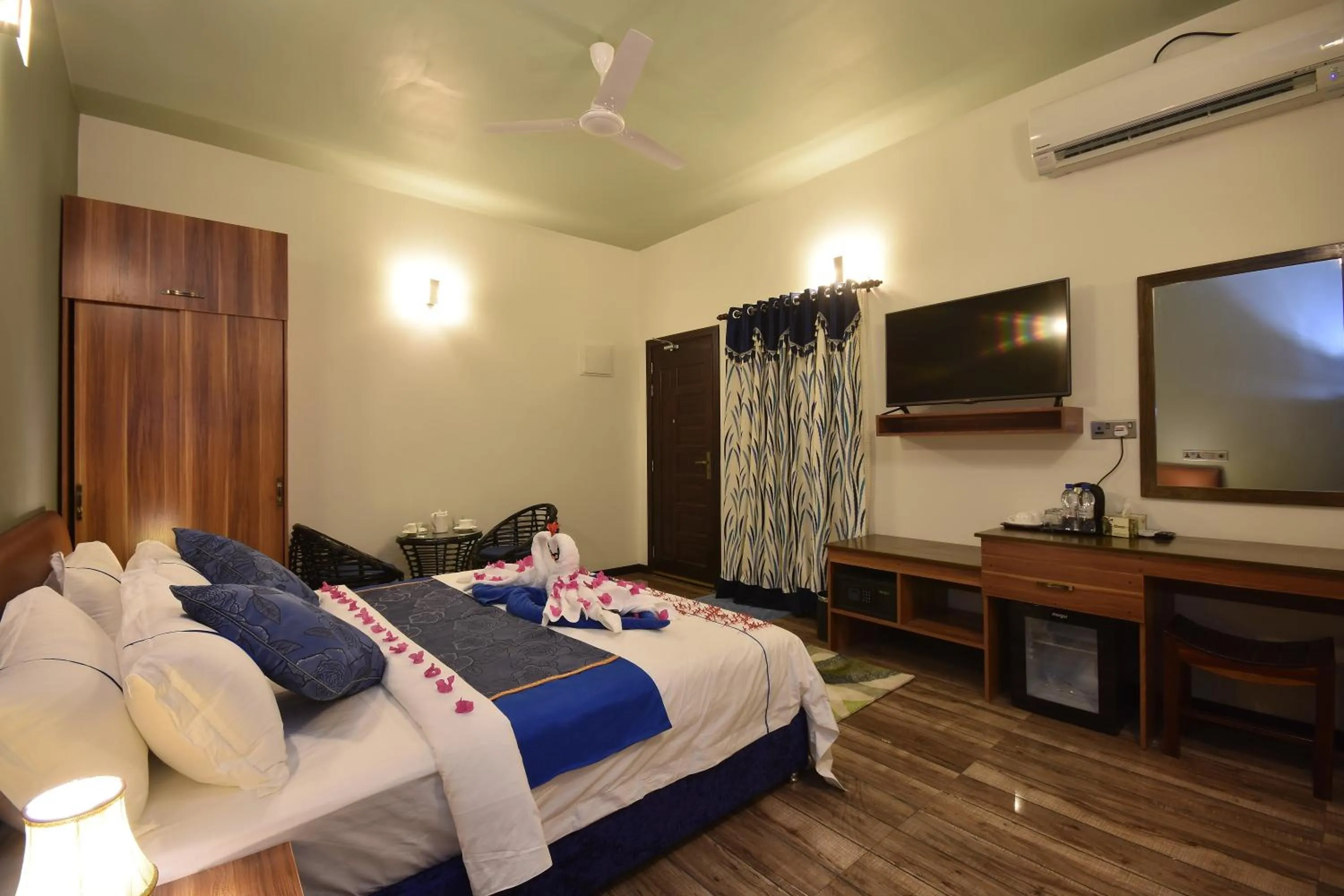 Shower, Bed in Island Home Inn