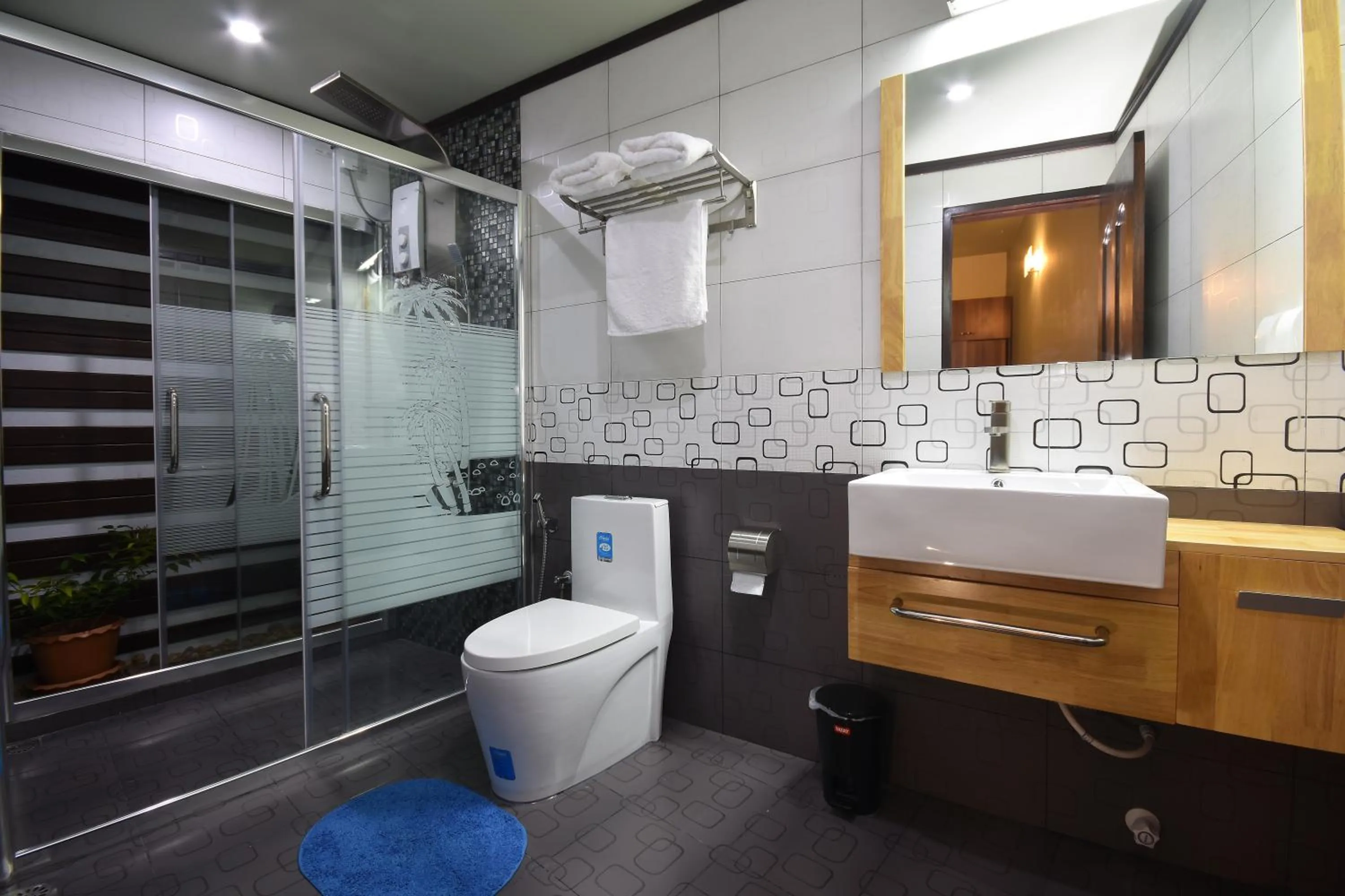 Shower in Island Home Inn