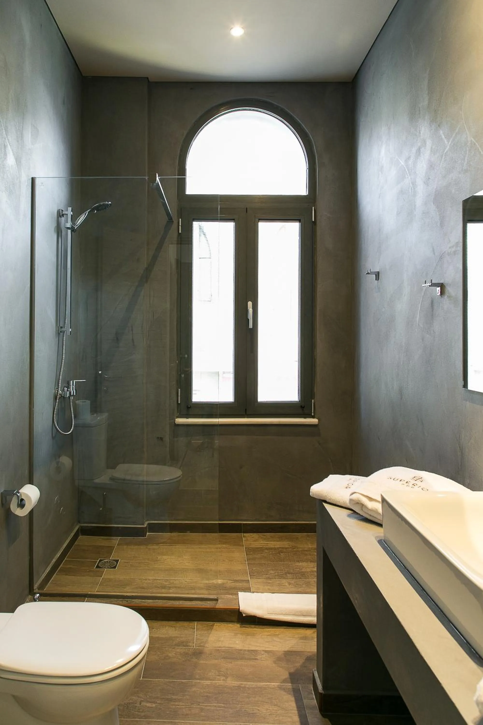 Shower in Superior One Boutique Hotel