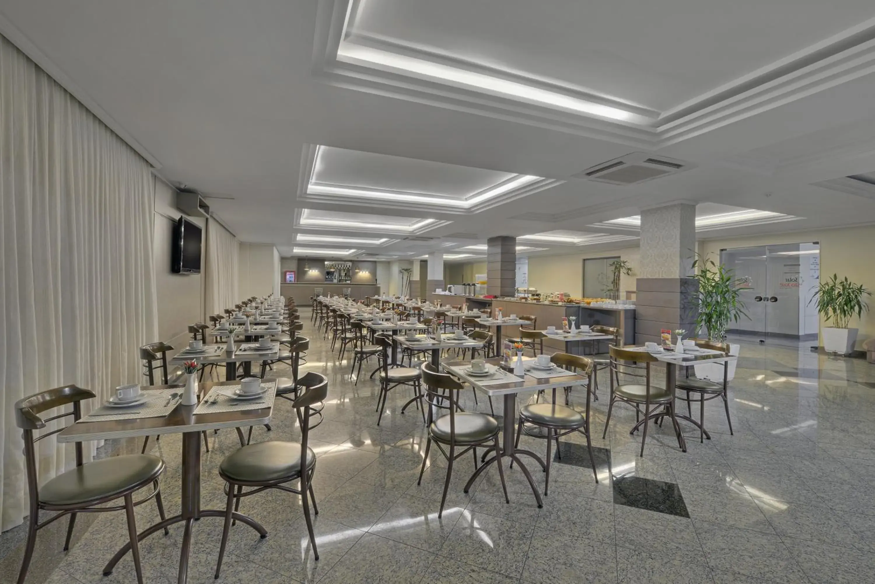 Restaurant/places to eat in Astron Suítes São José dos Pinhais by Nobile Restaurant/places to eat in Astron Suítes São José dos Pinhais by Nobile