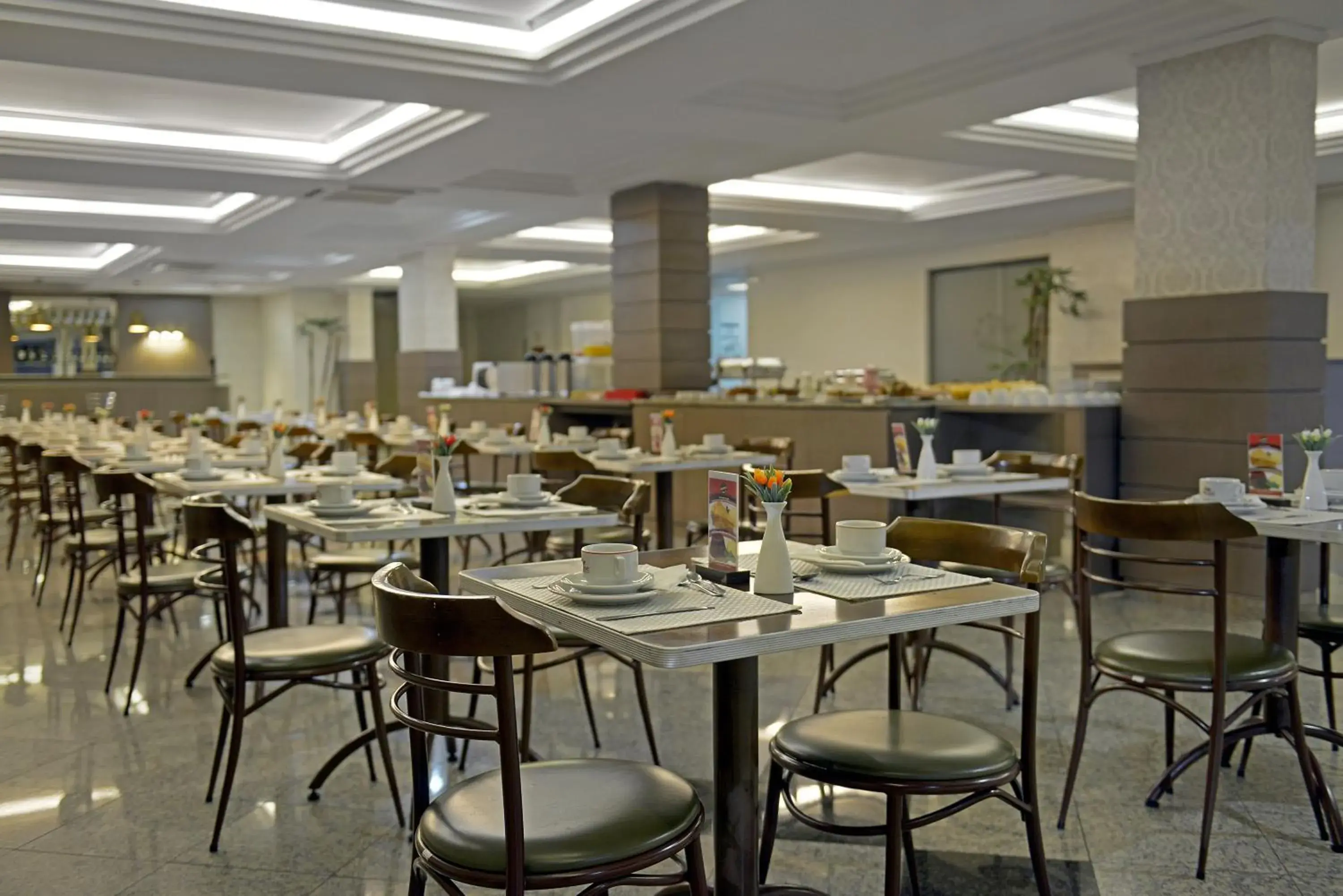 Restaurant/places to eat in Astron Suítes São José dos Pinhais by Nobile Restaurant/places to eat in Astron Suítes São José dos Pinhais by Nobile