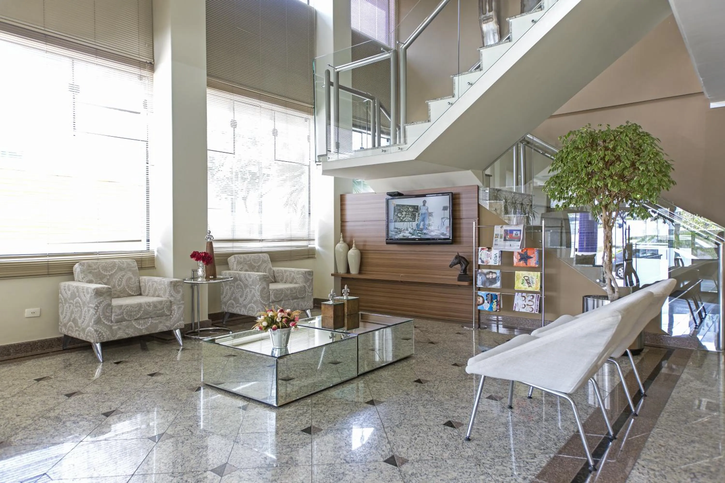 Lobby or reception in Astron Suítes São José dos Pinhais by Nobile