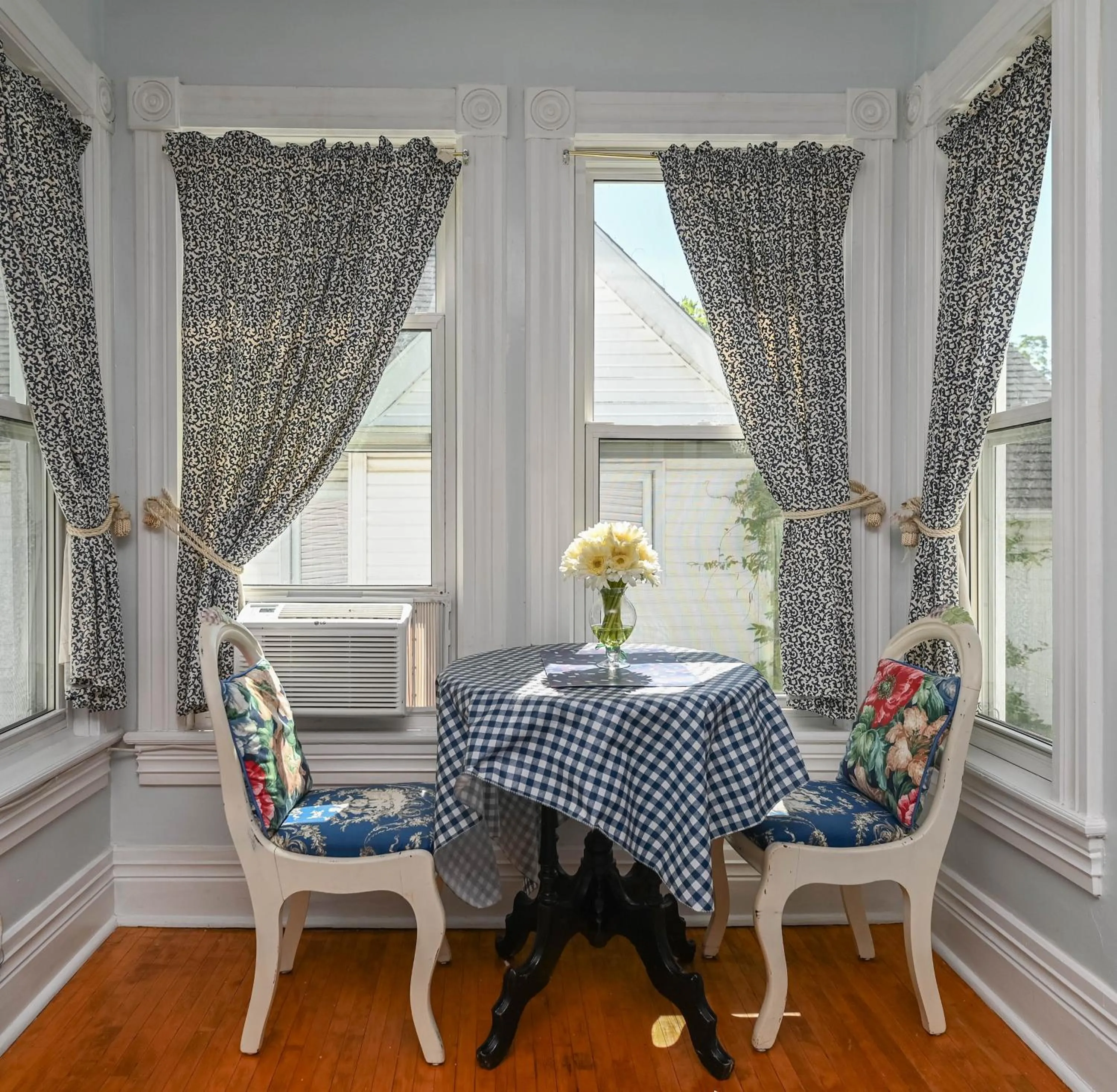 Seating area in Niagara Inn Bed and Breakfast
